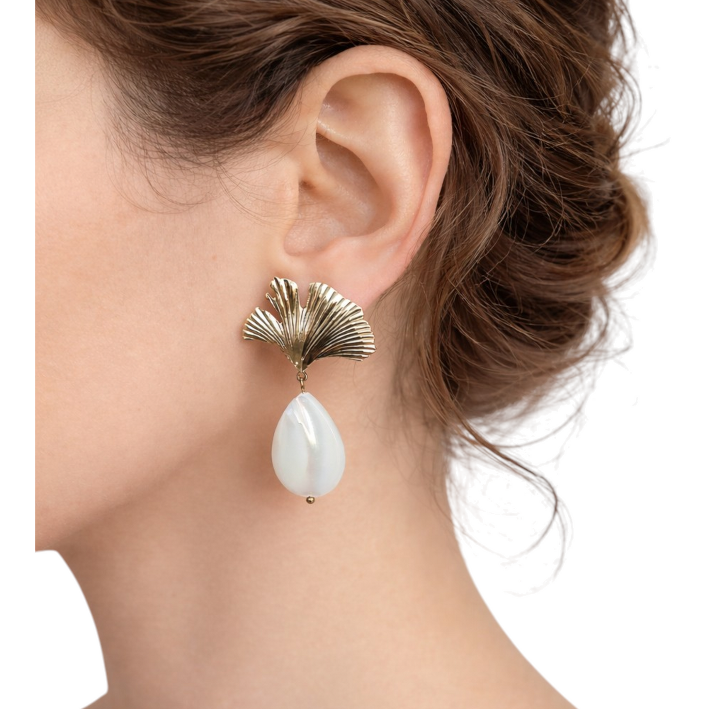Césarine, les boucles d'oreilles clips dorées indolores ginko biloba et nacre blanche en forme de goutte