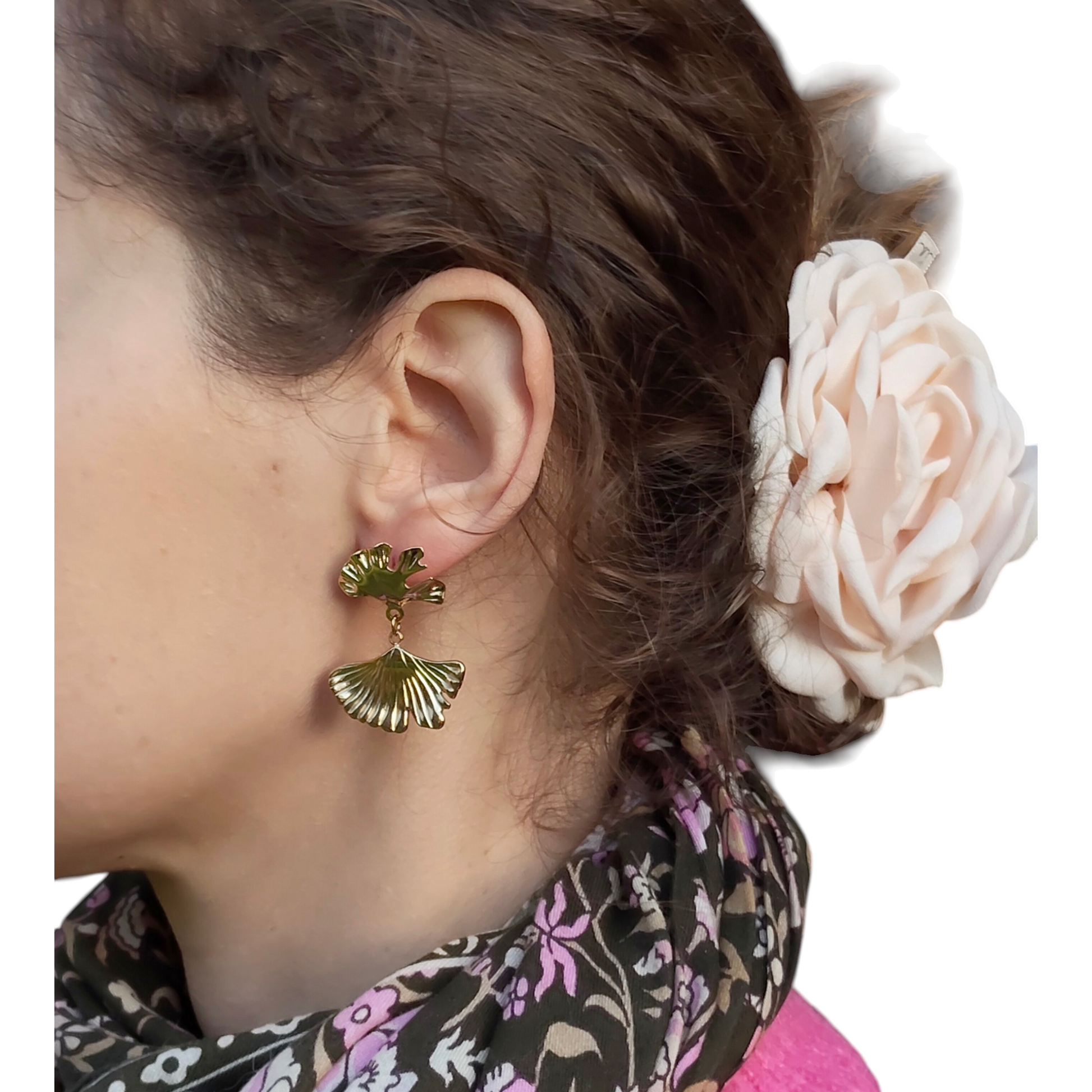 Boucles d'oreilles ginko Césarine, puces et feuilles dorées or fin sur base acier inoxydable
