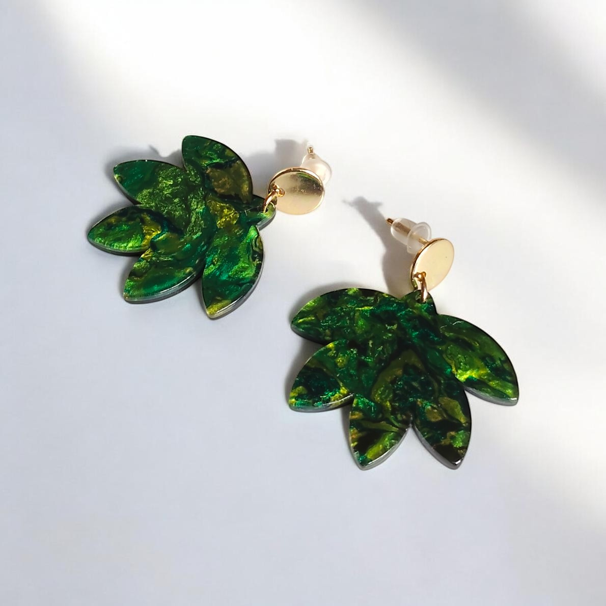 Chloris, les petites boucles d'oreilles feuilles vert marbré en acrylique, très légères, et puces dorées or fin