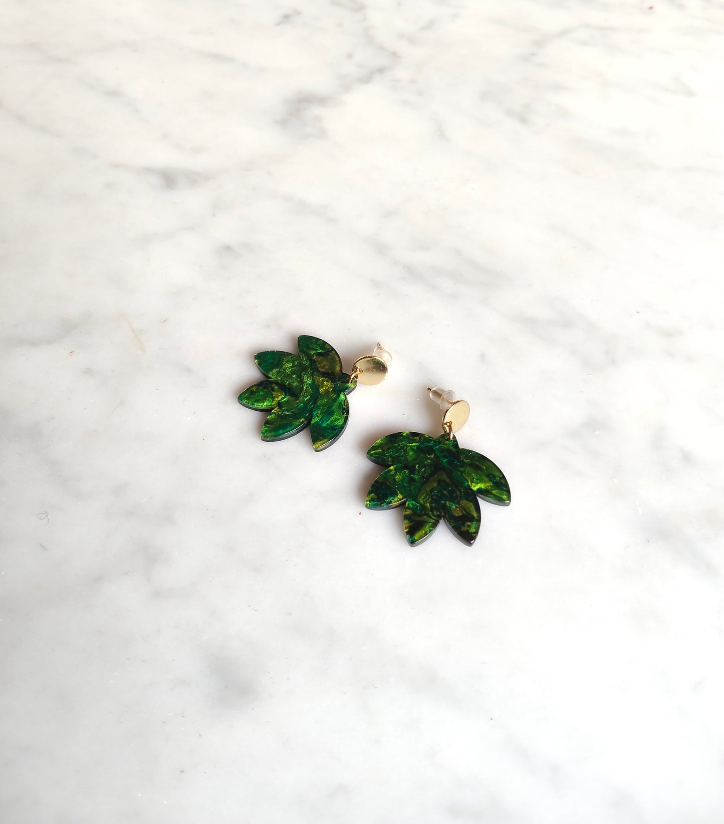 Chloris, les petites boucles d'oreilles feuilles vertes