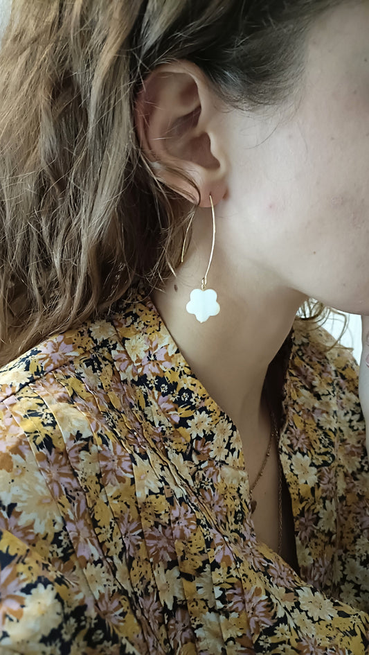 Clara, les grandes boucles d'oreilles fines dorées en acier inoxydable et fleurs nacres blanches