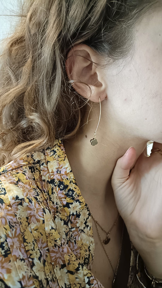 Clara, grandes boucles d'oreilles fines dorées et fleurs en hématite