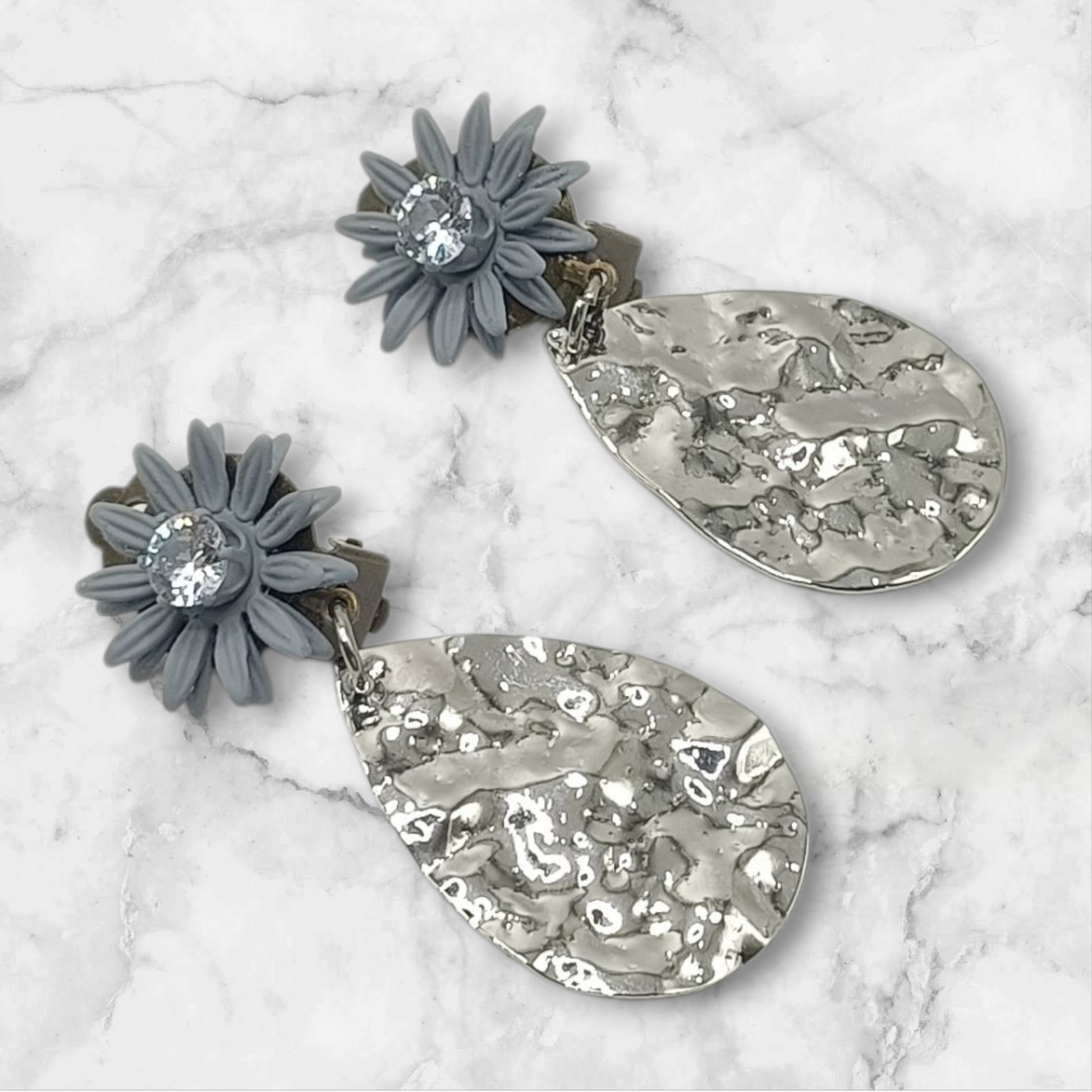Clélie, les boucles d'oreilles clips fleurs bleu glacier et brillant facetté et gouttes argentées froissées