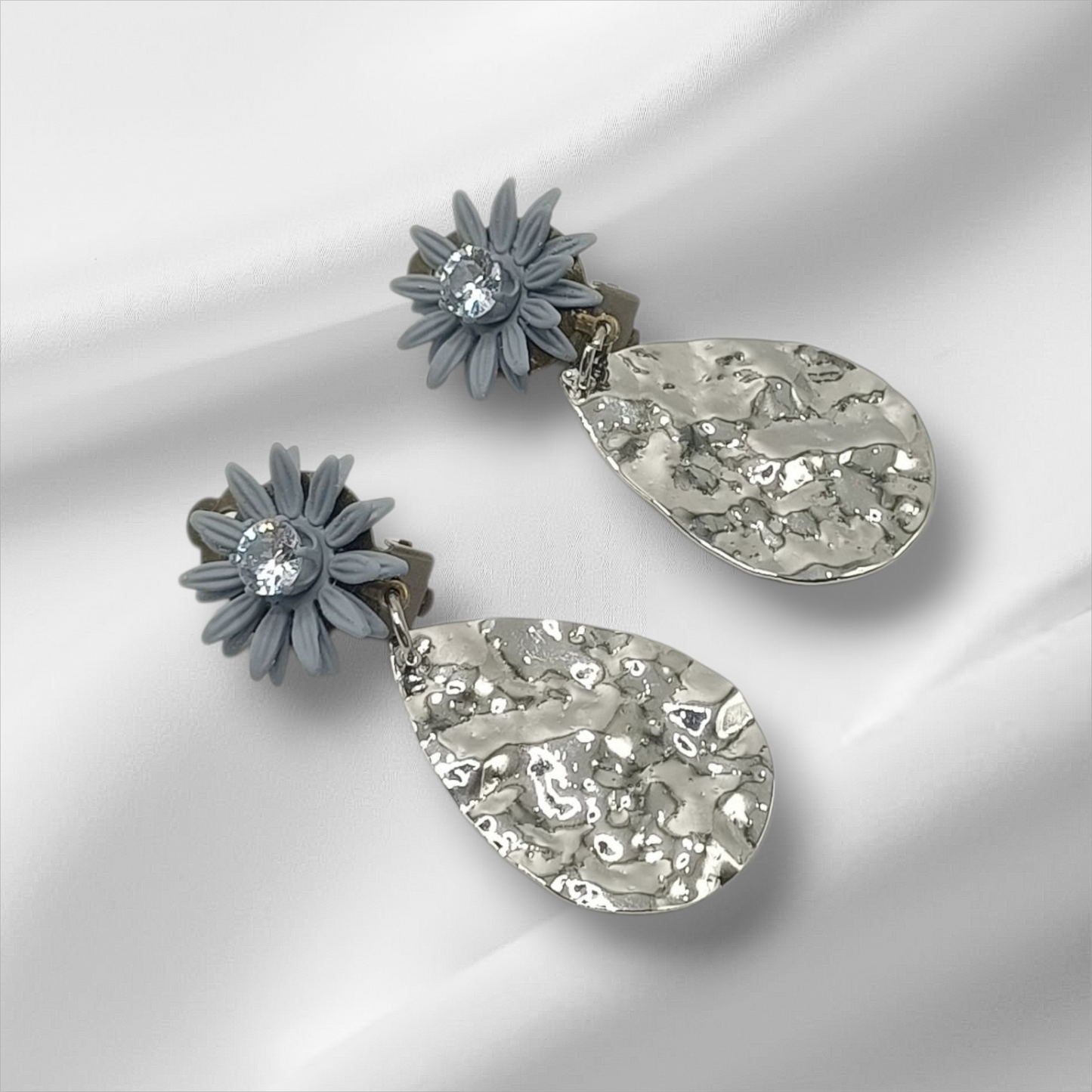 Clélie, les boucles d'oreilles clips bleus et gouttes argentées froissées