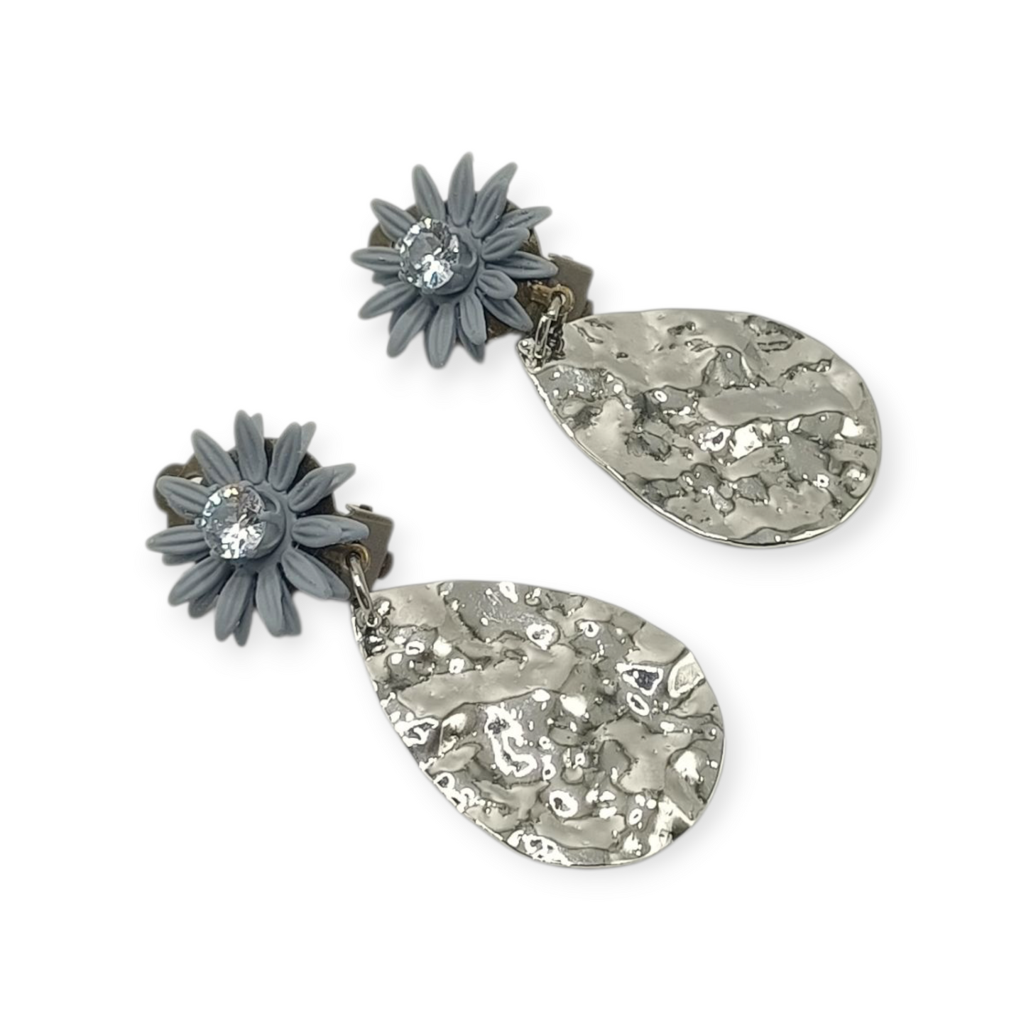 Clélie, les boucles d'oreilles clips bleus et gouttes argentées froissées