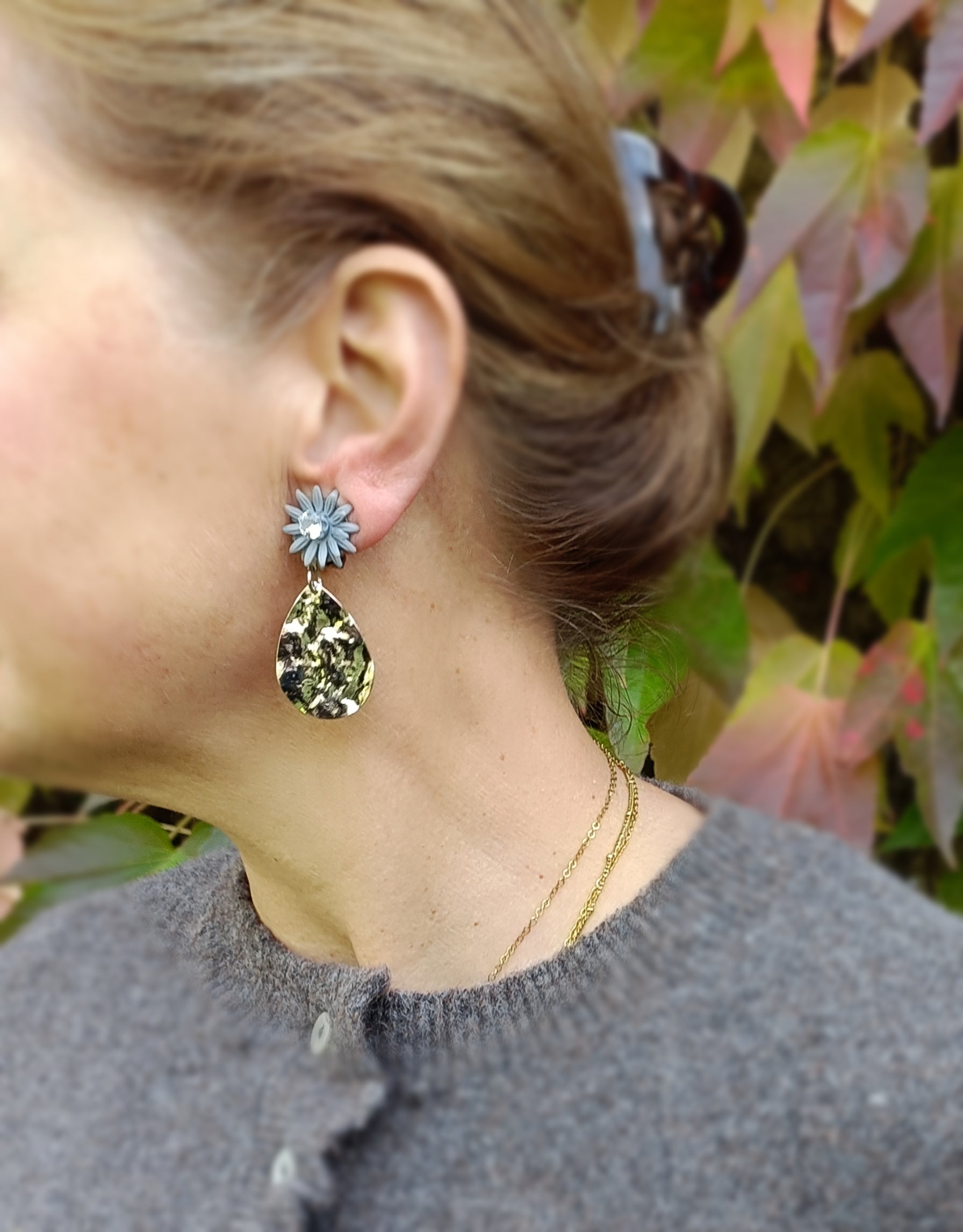 Clélie, les boucles d'oreilles clips fleurs bleu glacier et brillants facetté et gouttes argentées froissées 