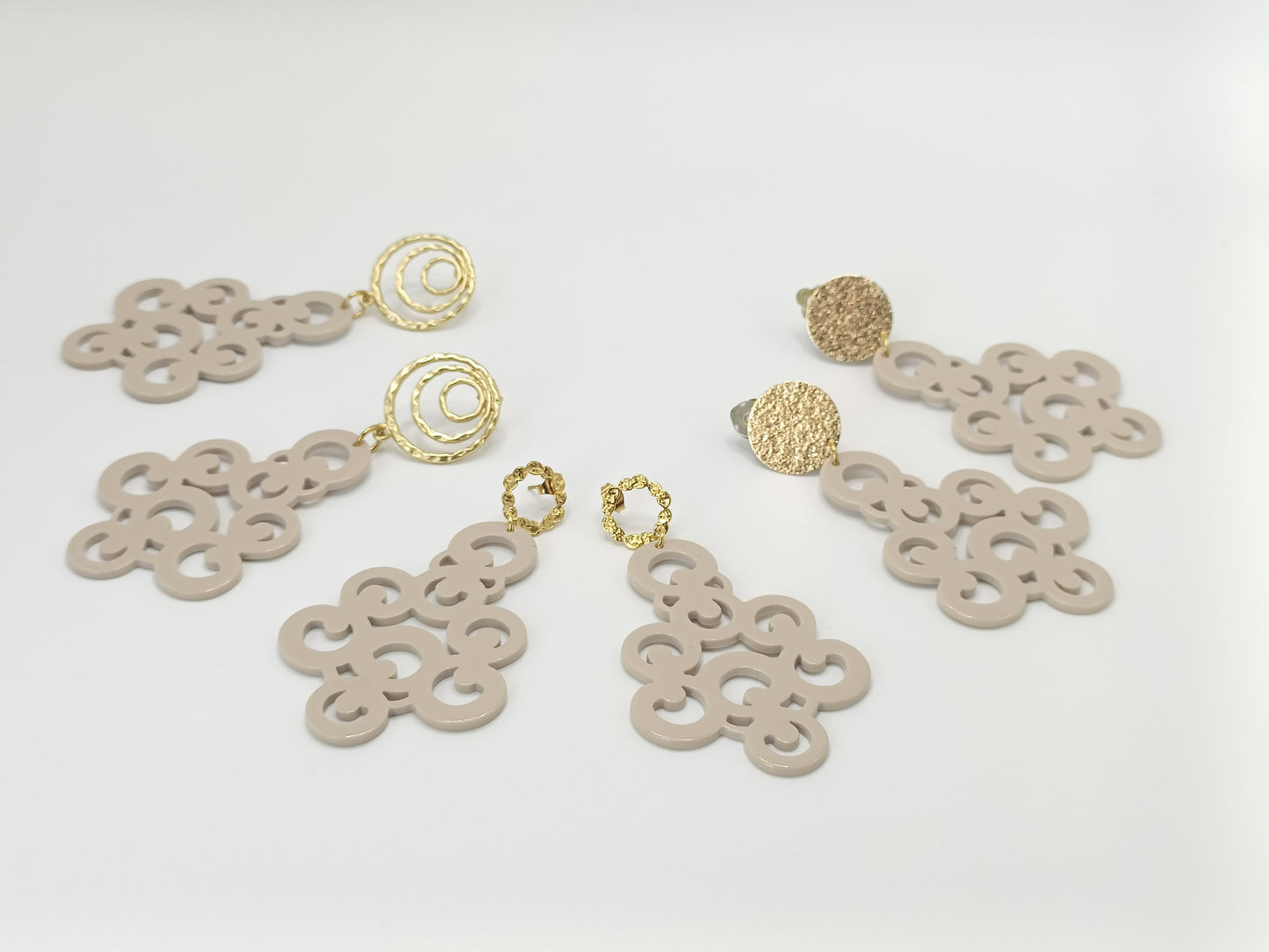 Cléopâtre, les grandes boucles d'oreilles beige rosé et clous en acier inoxydable