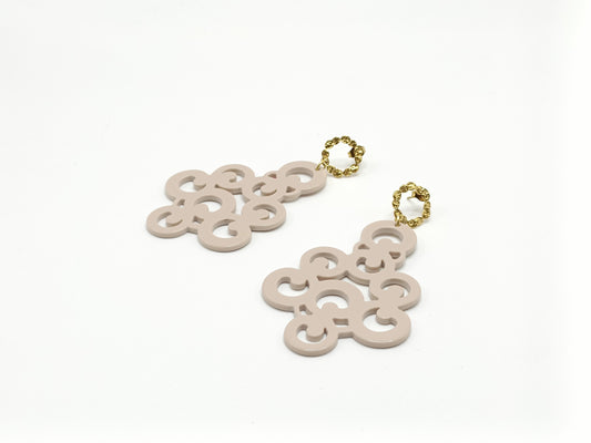 Cléopâtre, les grandes boucles d'oreilles beige rosé et clous en acier inoxydable
