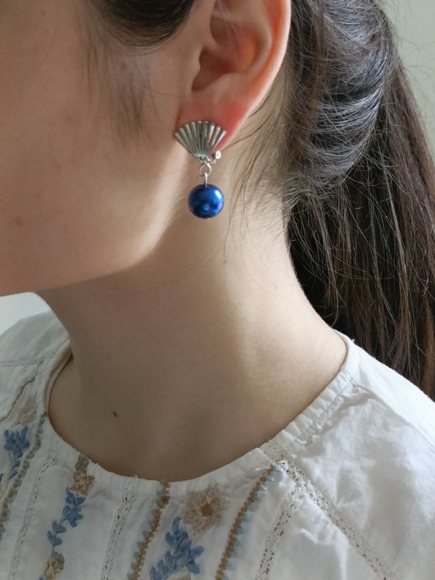 Boucles d'oreilles clips éventails argentés et perles bleu vif