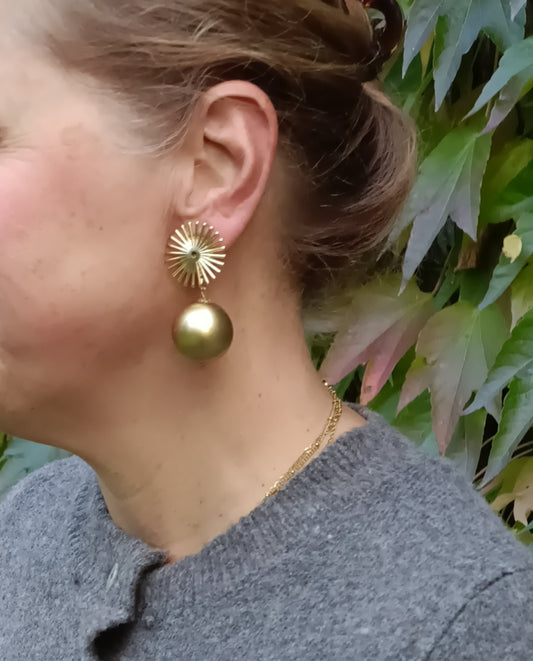 Colette, les boucles d'oreilles clips dorés or fin et grosses perles dorées en acrylique