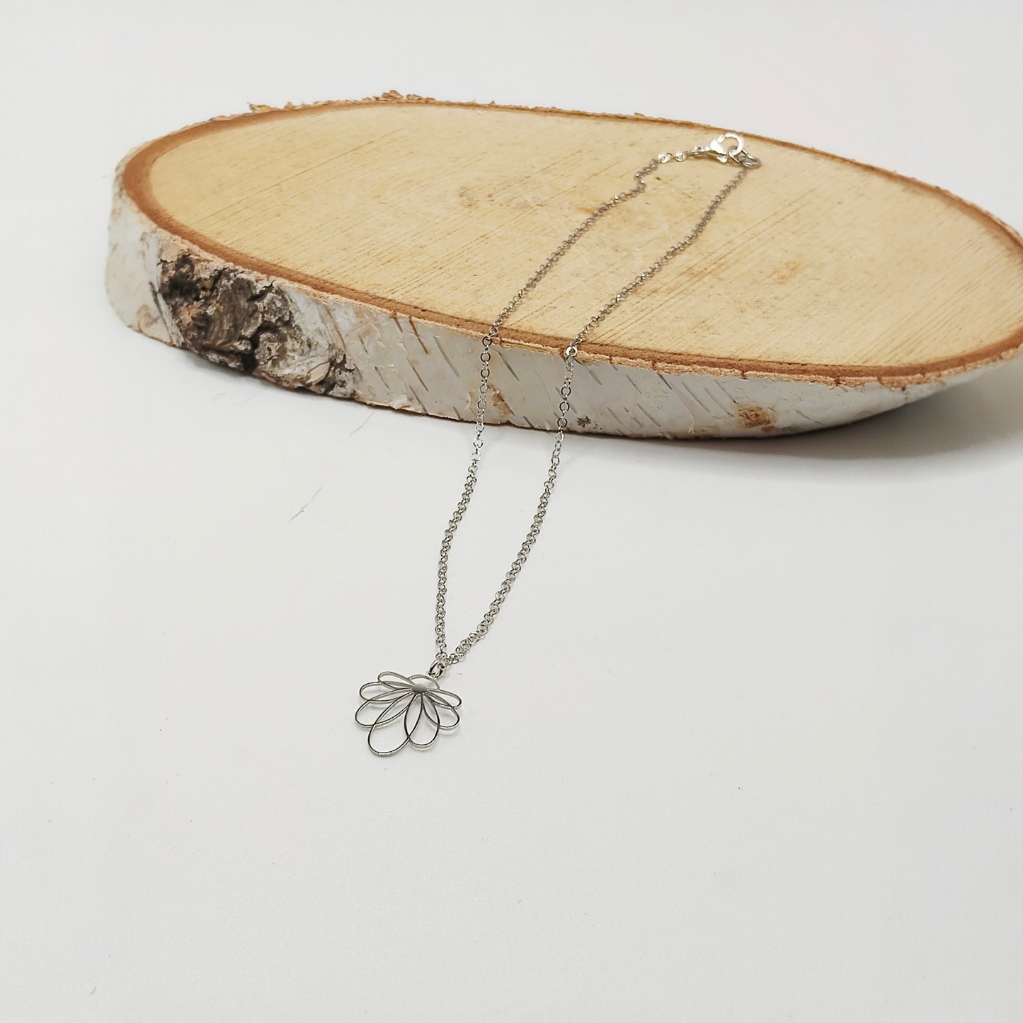 Collier fin argenté en acier inoxydable et motif floral