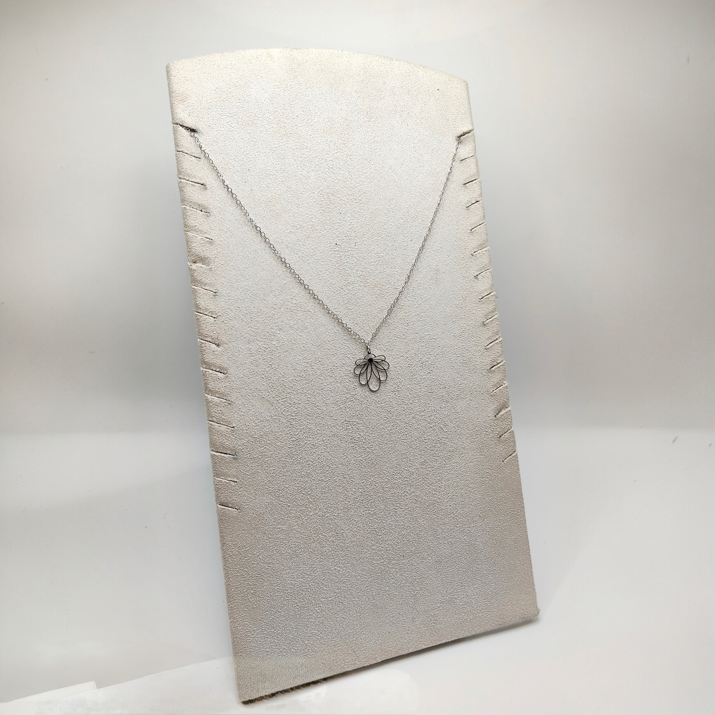 Collier court fin argenté en acier inoxydable et pendentif petit motif floral