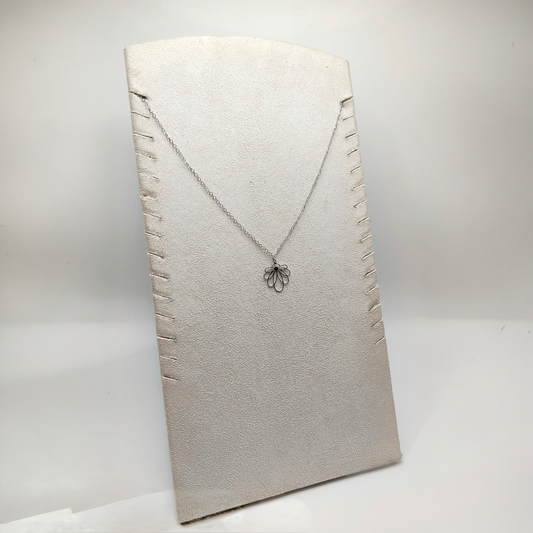Collier court fin argenté en acier inoxydable et pendentif petit motif floral