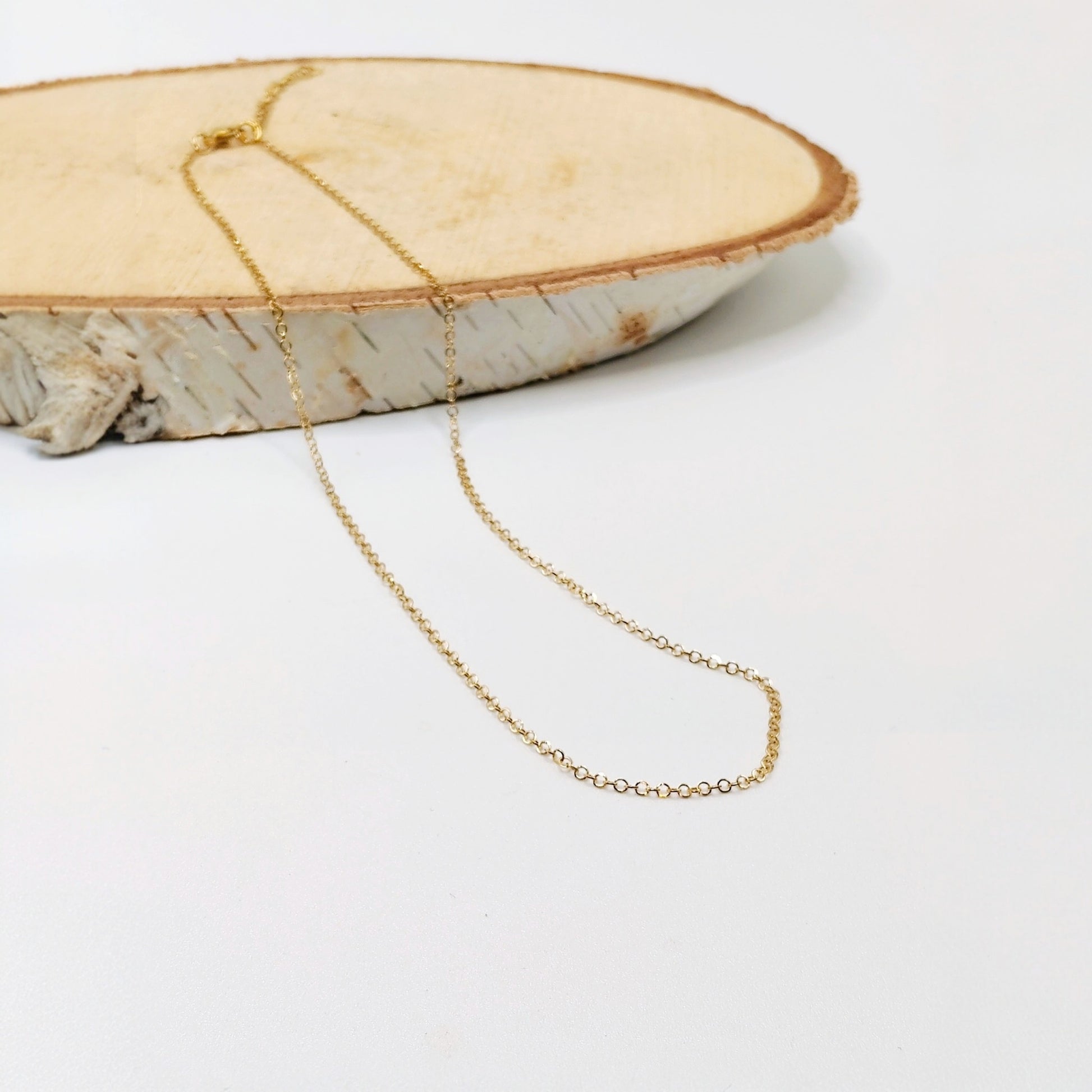 Collier court fin doré en acier inoxydable