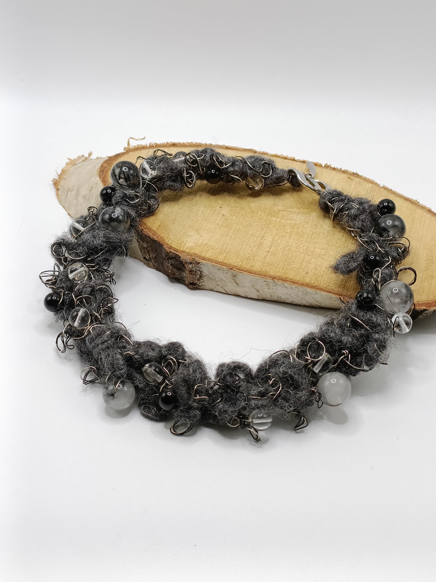 Collier torsadé en laine bouillie et pierres naturelles