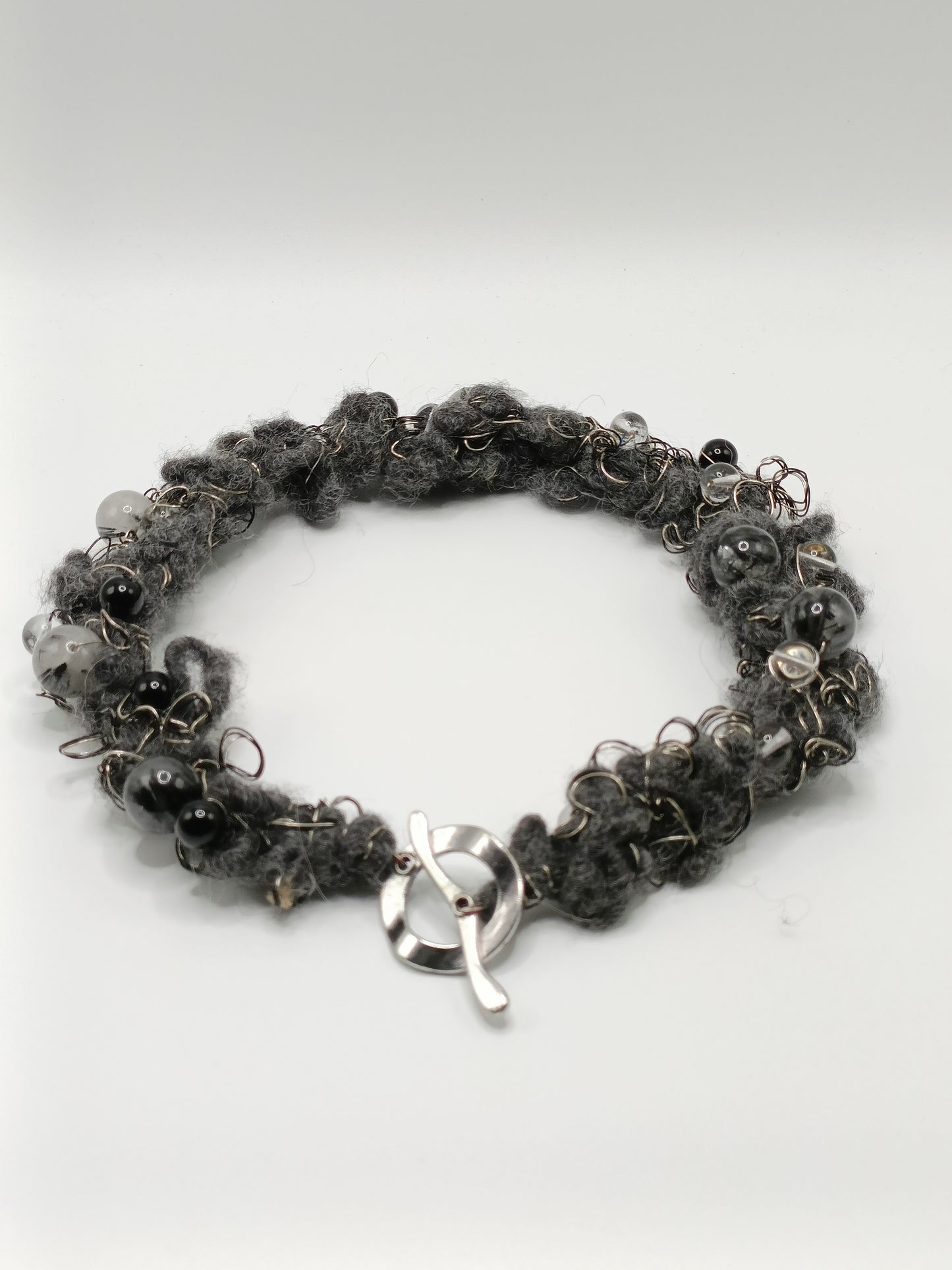 Collier torsadé en laine bouillie et pierres naturelles