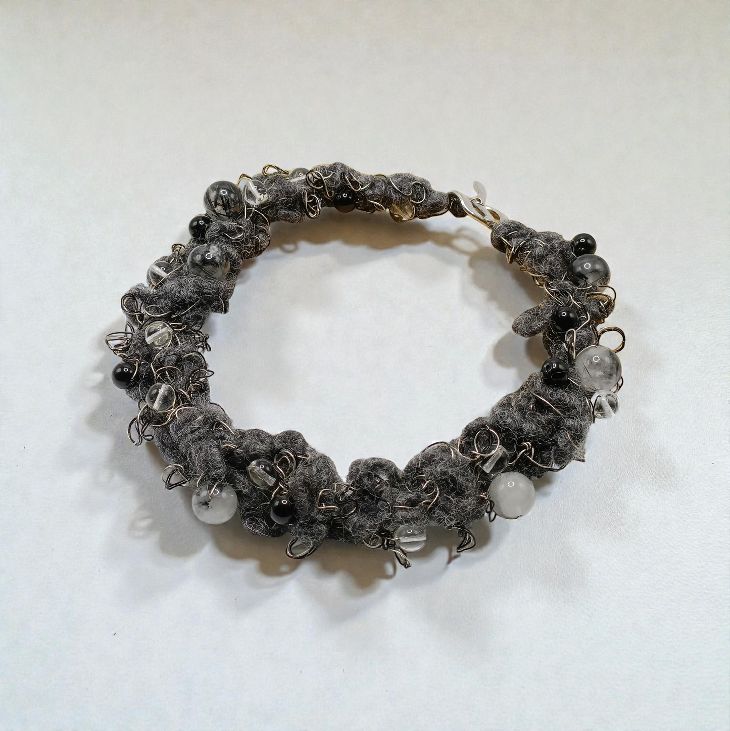 Collier torsadé en laine bouillie et pierres naturelles