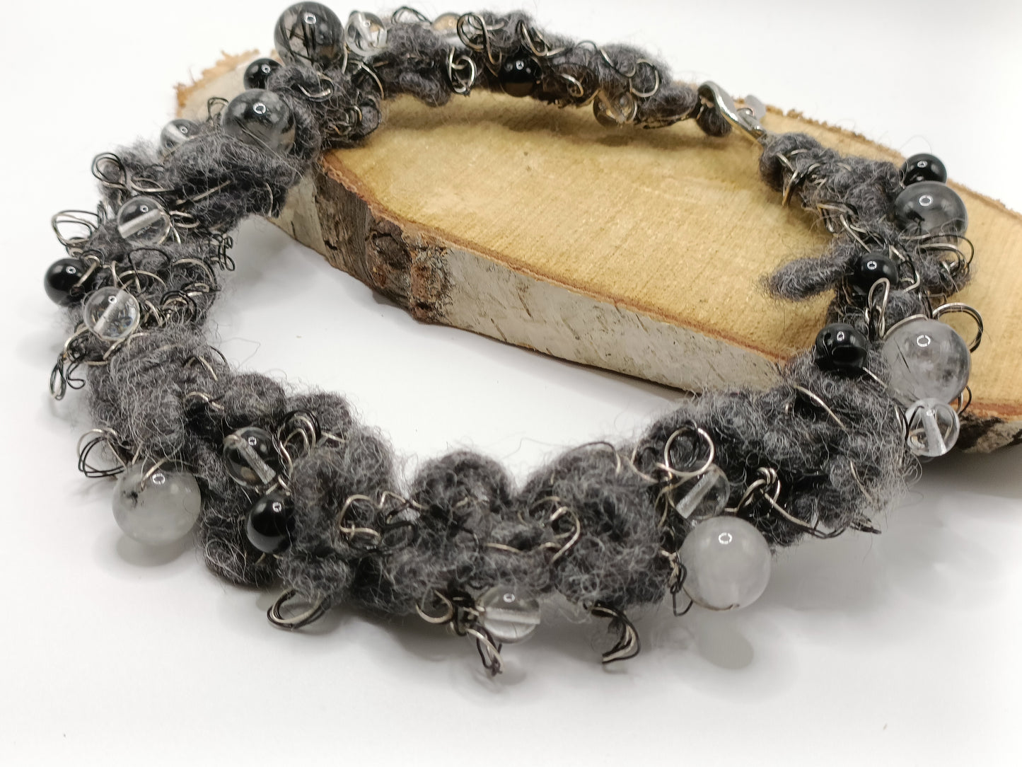 Collier torsadé en laine bouillie et pierres naturelles