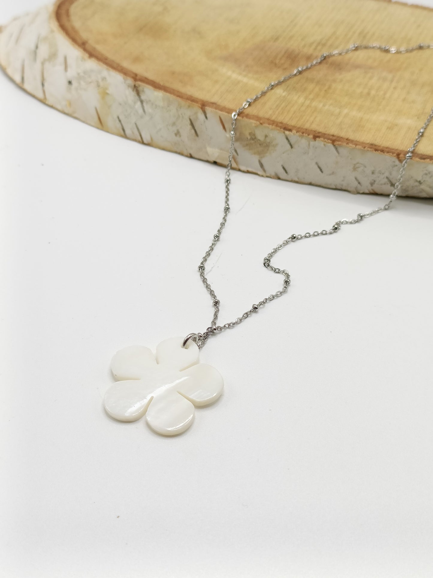 Collier argenté et nacre blanche