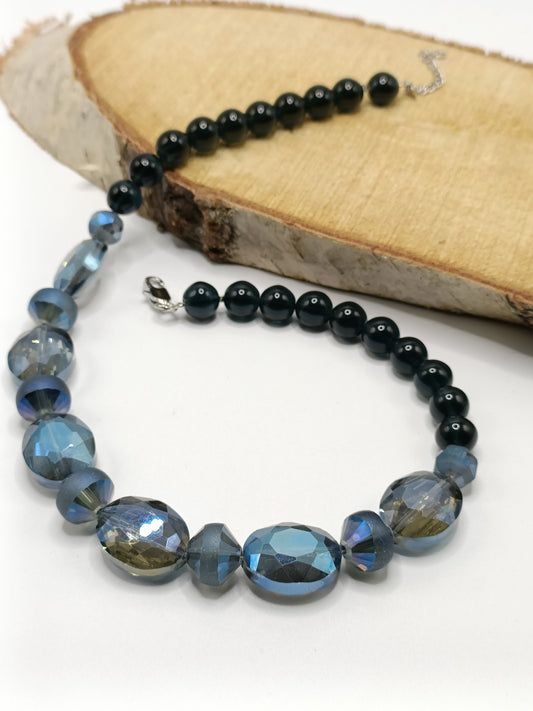 Collier court en perles, bleu verre de bohème et cristal