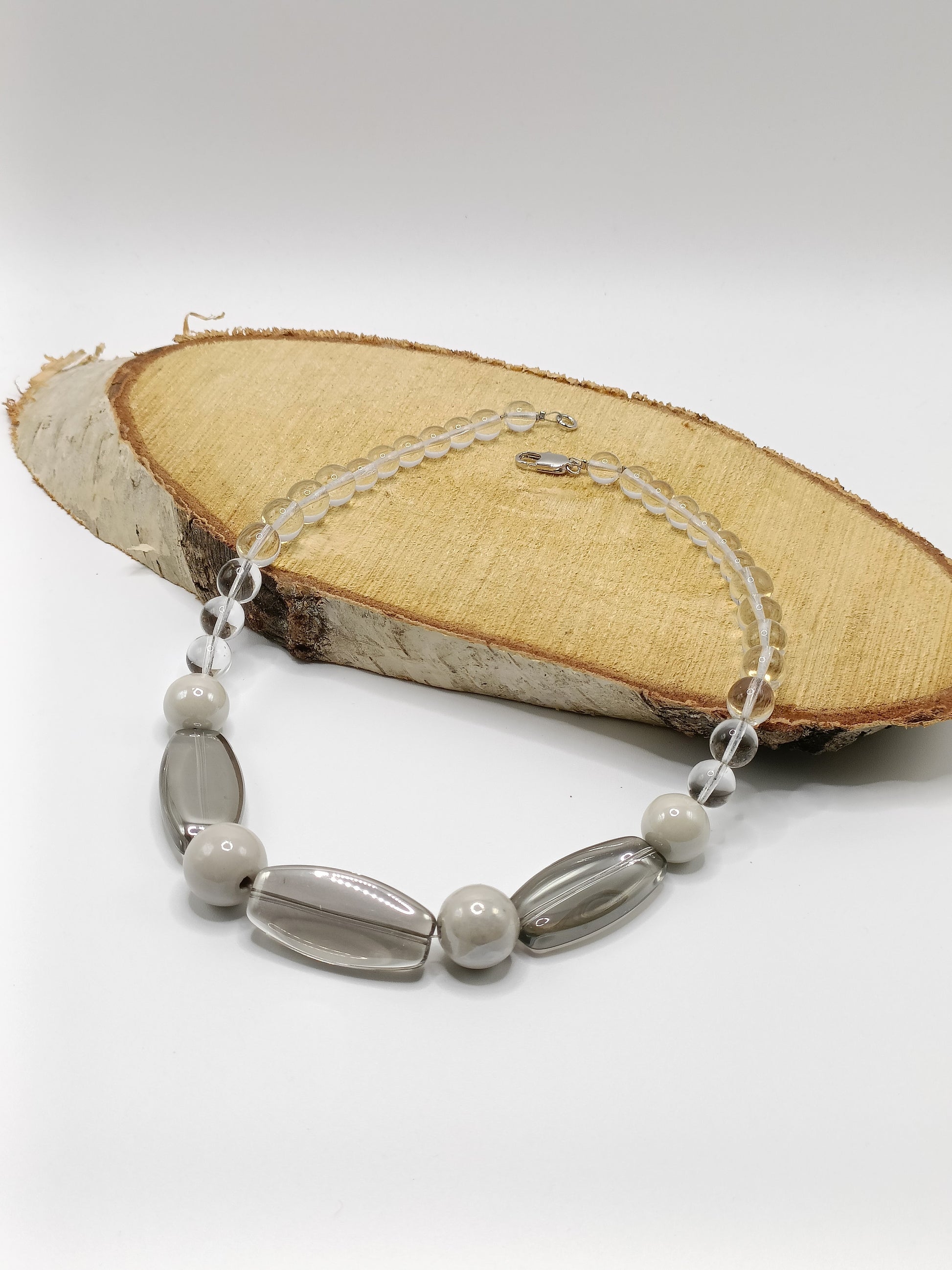 Collier court en perles de verre de bohème transparent, céramique et longues perles de verre 
