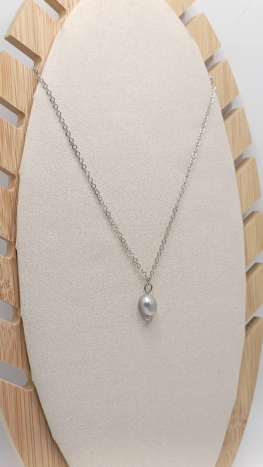 Collier court fin argenté et perle de culture baroque grise 
