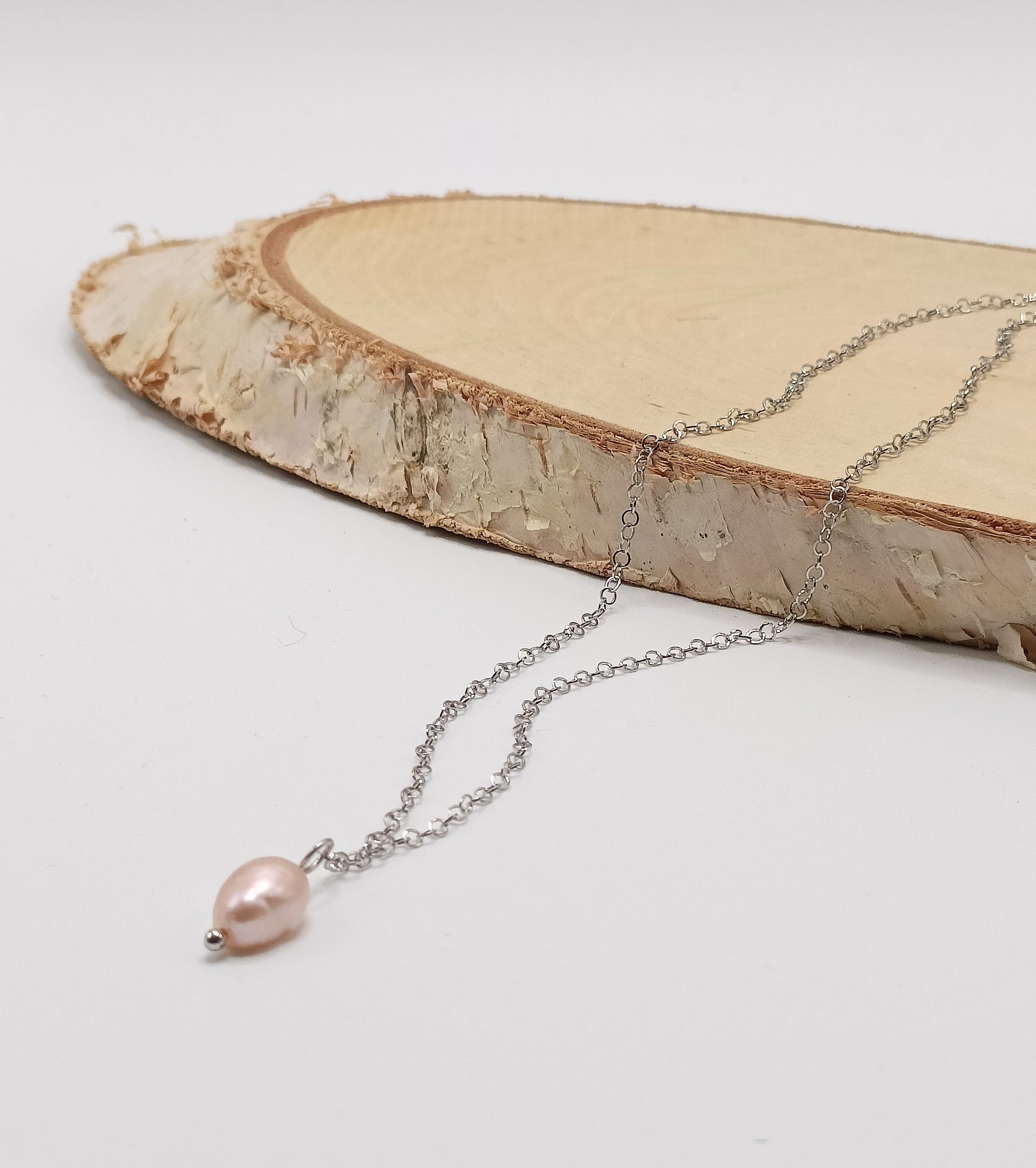 Collier court fin argenté et perle de culture baroque rose saumoné