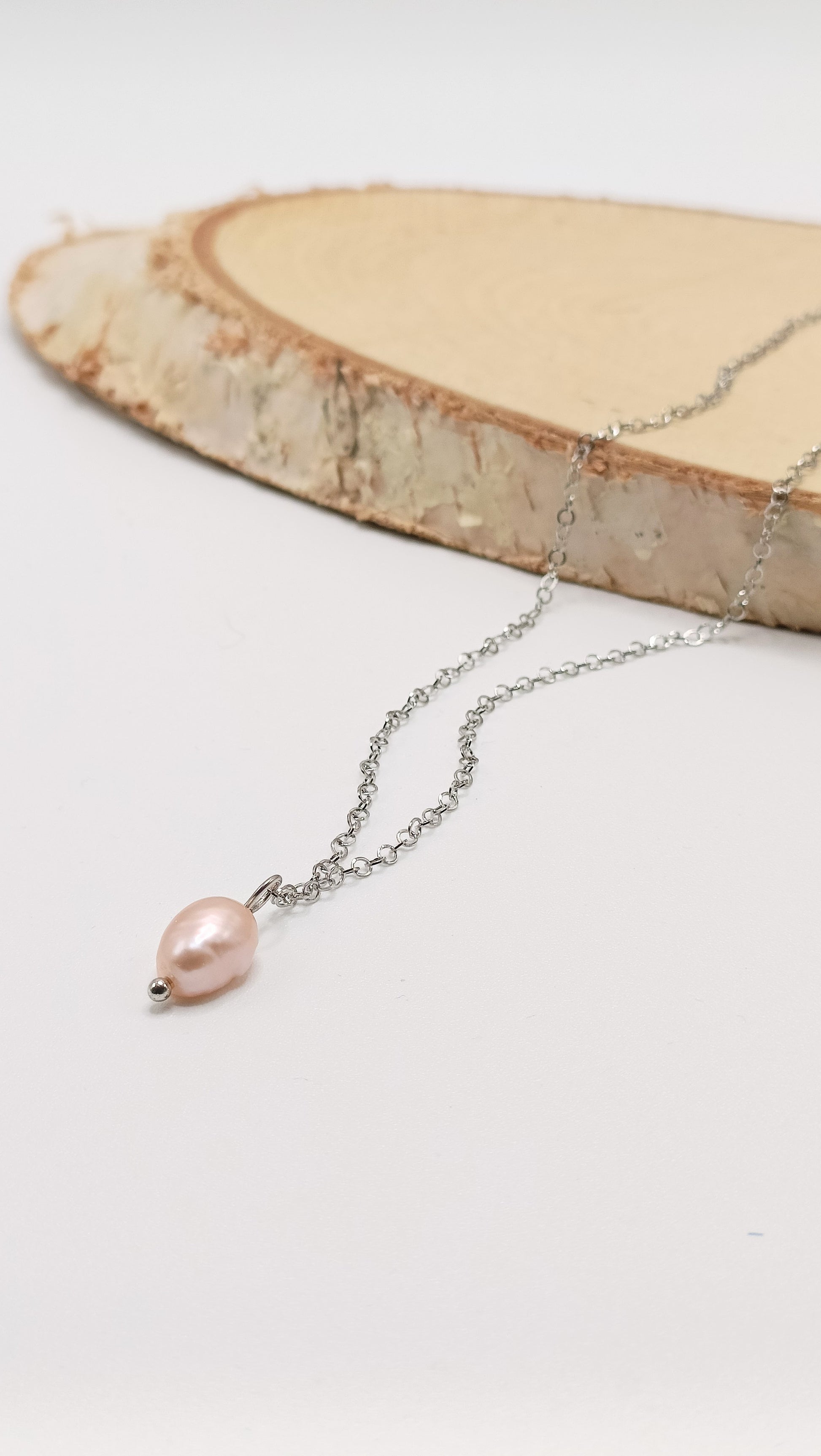 Collier court fin argenté et perle de culture baroque rose saumoné