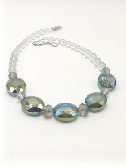 Collier court en perles, cristal vert facetté et verre de bohème transparent
