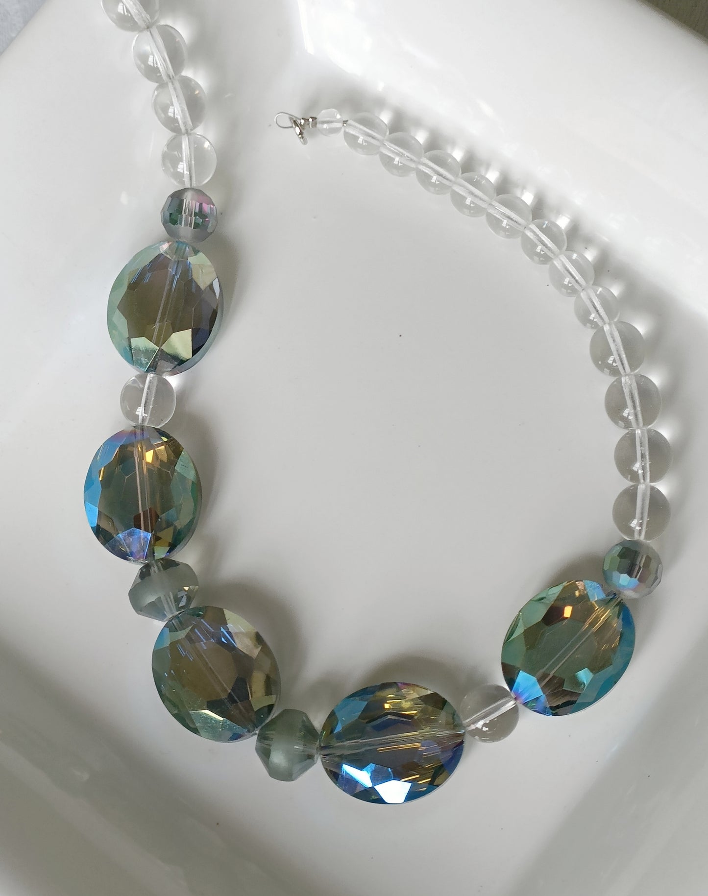 Collier classique court en cristal vert facetté et perles transparentes en verre de bohème