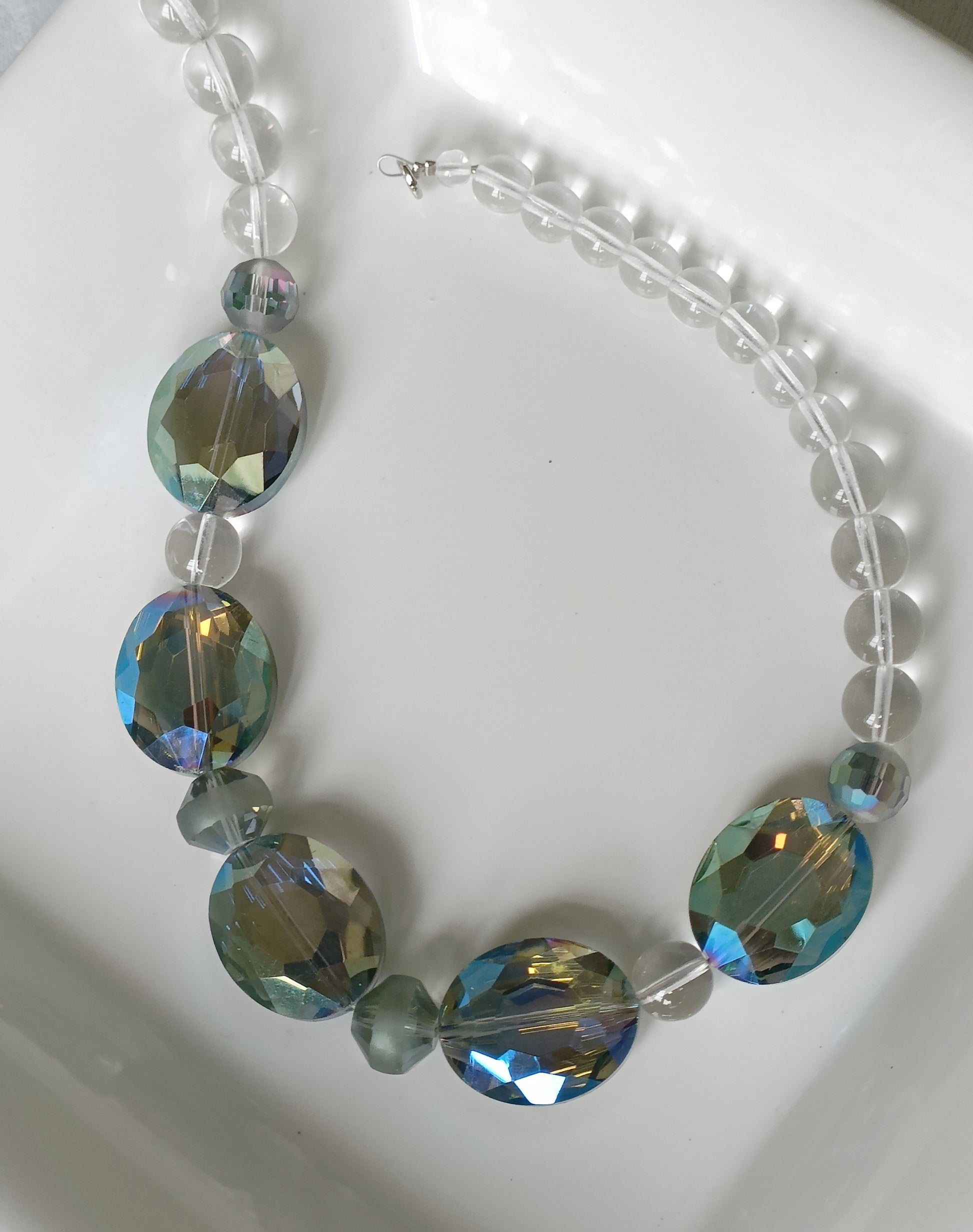 Collier classique court en cristal vert facetté et perles transparentes en verre de bohème