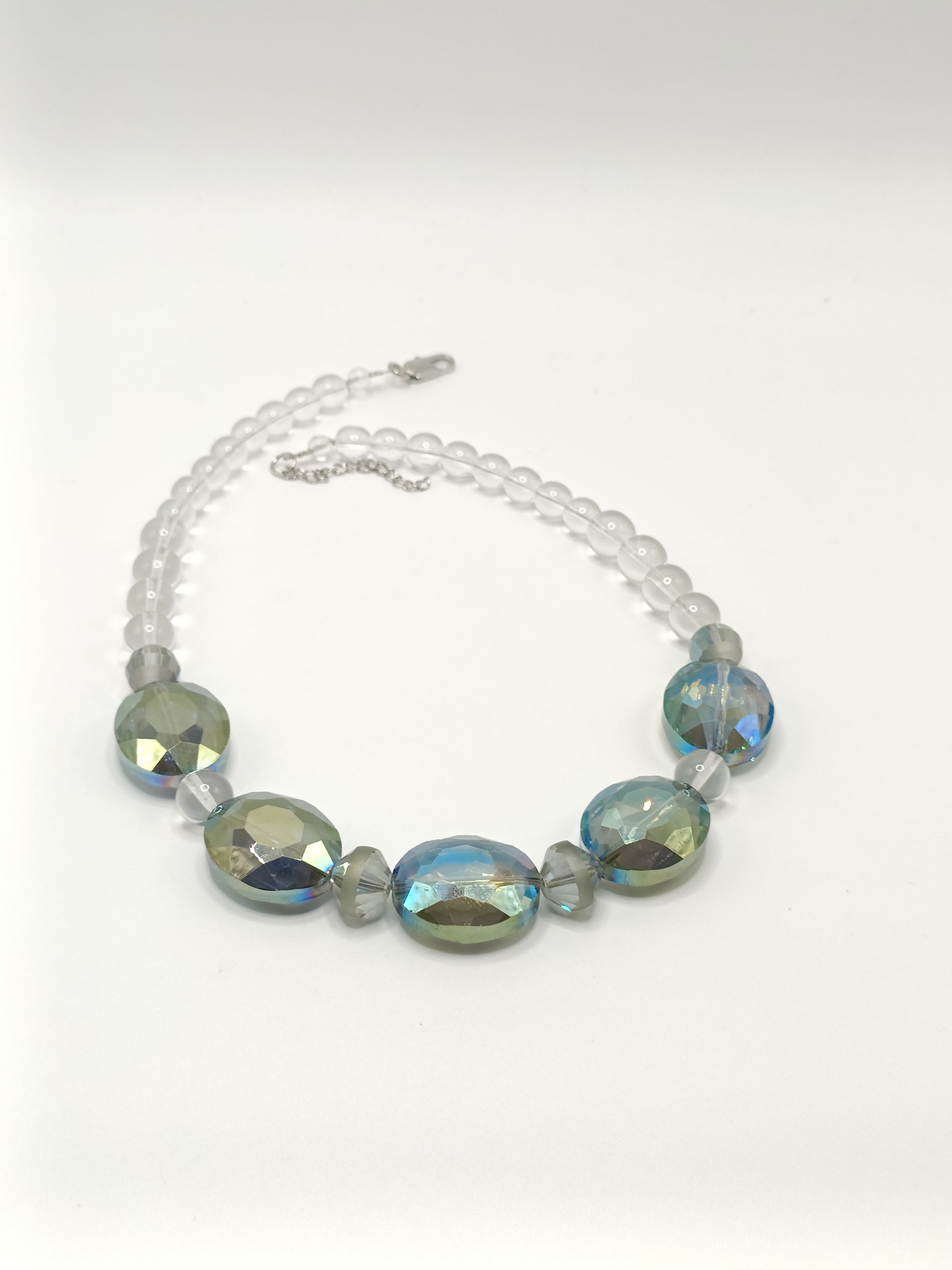 Collier court en perles, cristal vert facetté et verre de bohème transparent