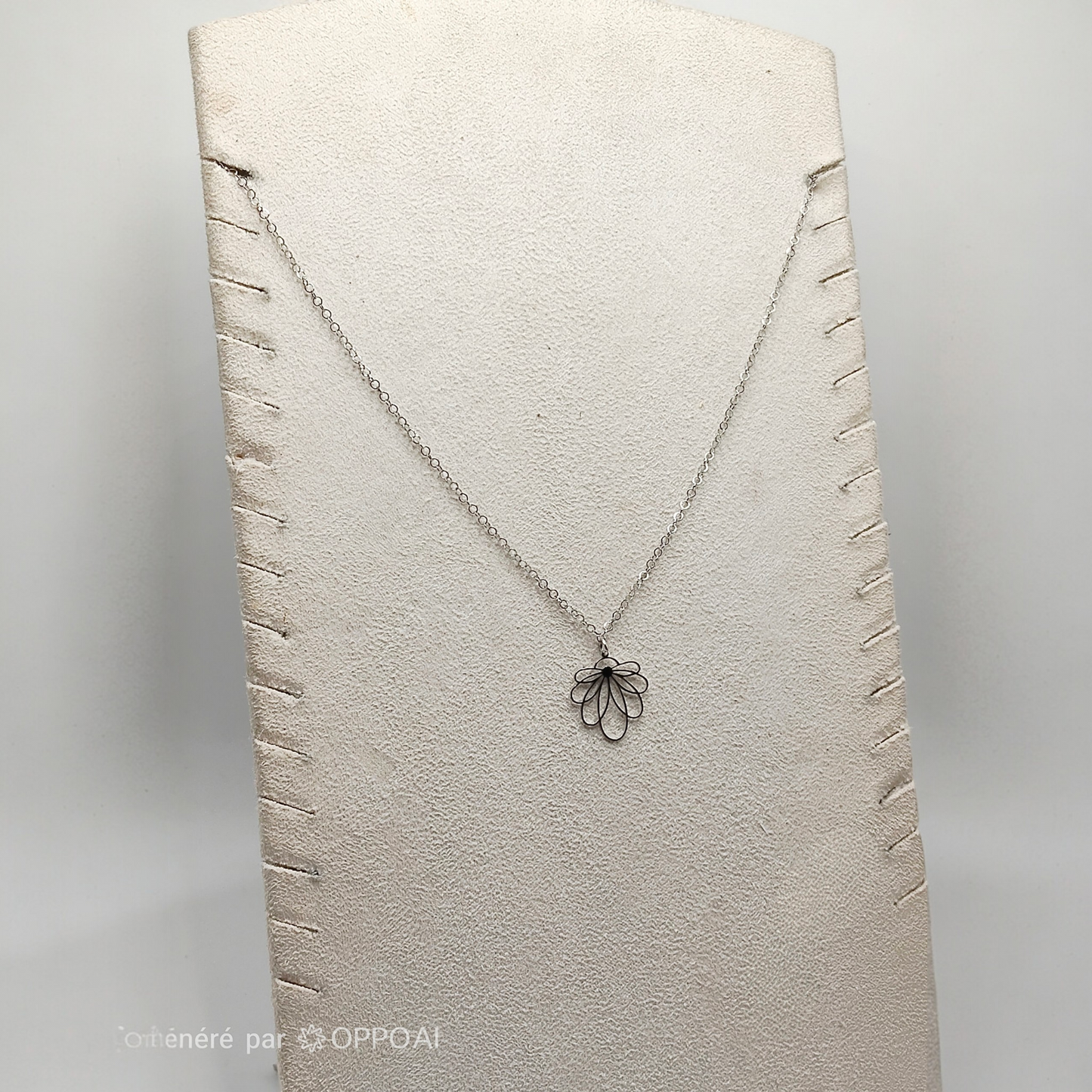 Collier court fin argenté en acier inoxydable et petit pendentif motif floral