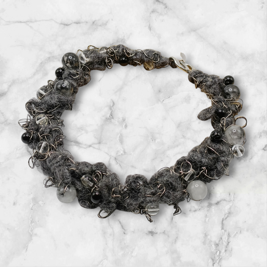 collier torsadé en laine bouillie, fils de laiton etquartz tourmaliné, perles en verre de bohème translucises et noires ; modèle unique qui se ressère ou se dessère pour chaque personne
