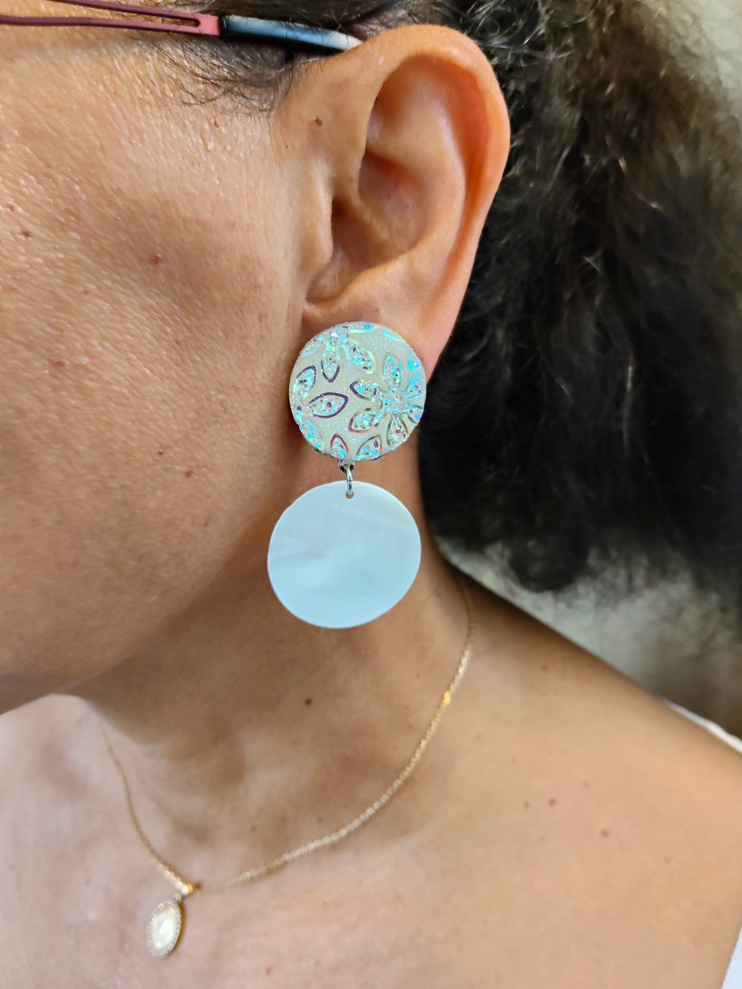 Colombe, boucles d'oreilles clips fleurs irisées