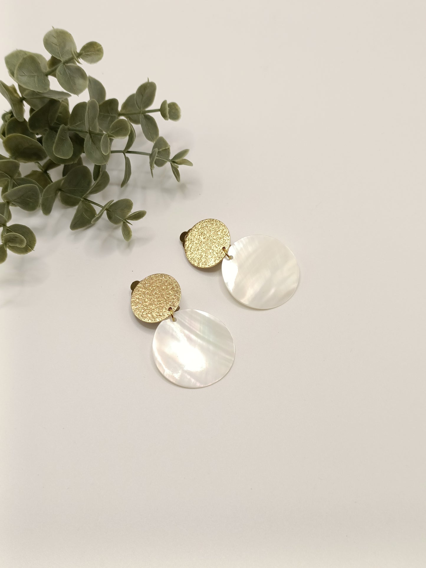 Colombe, boucles d'oreilles clips dorés et nacre ronde blanche