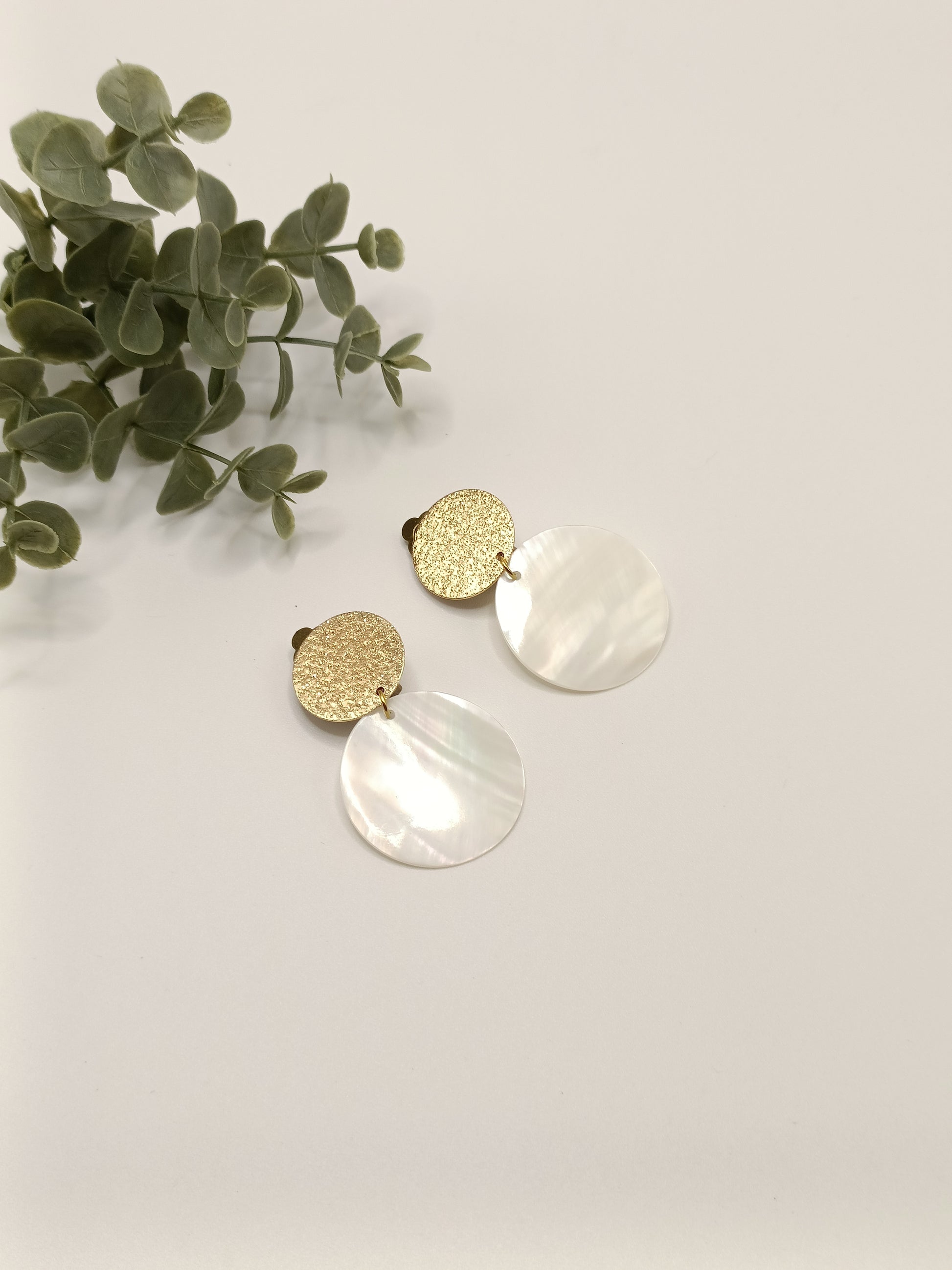 Colombe, boucles d'oreilles clips dorés et nacre ronde blanche
