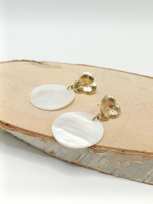 Colombe, boucles d'oreilles nacre blanche et puces fleurs dorées 18K
