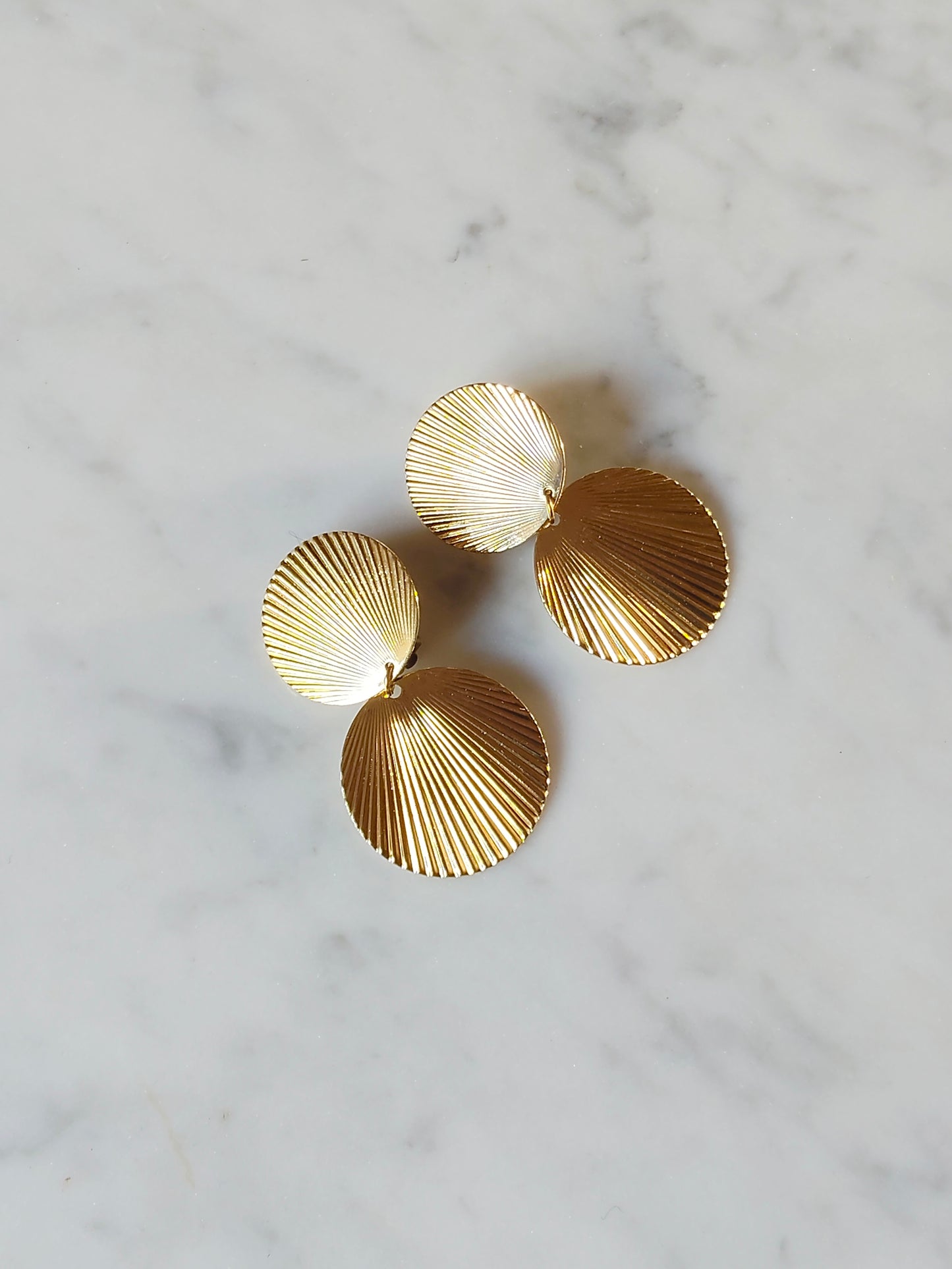 Colombine, les boucles d'oreilles clips dorées coquillages