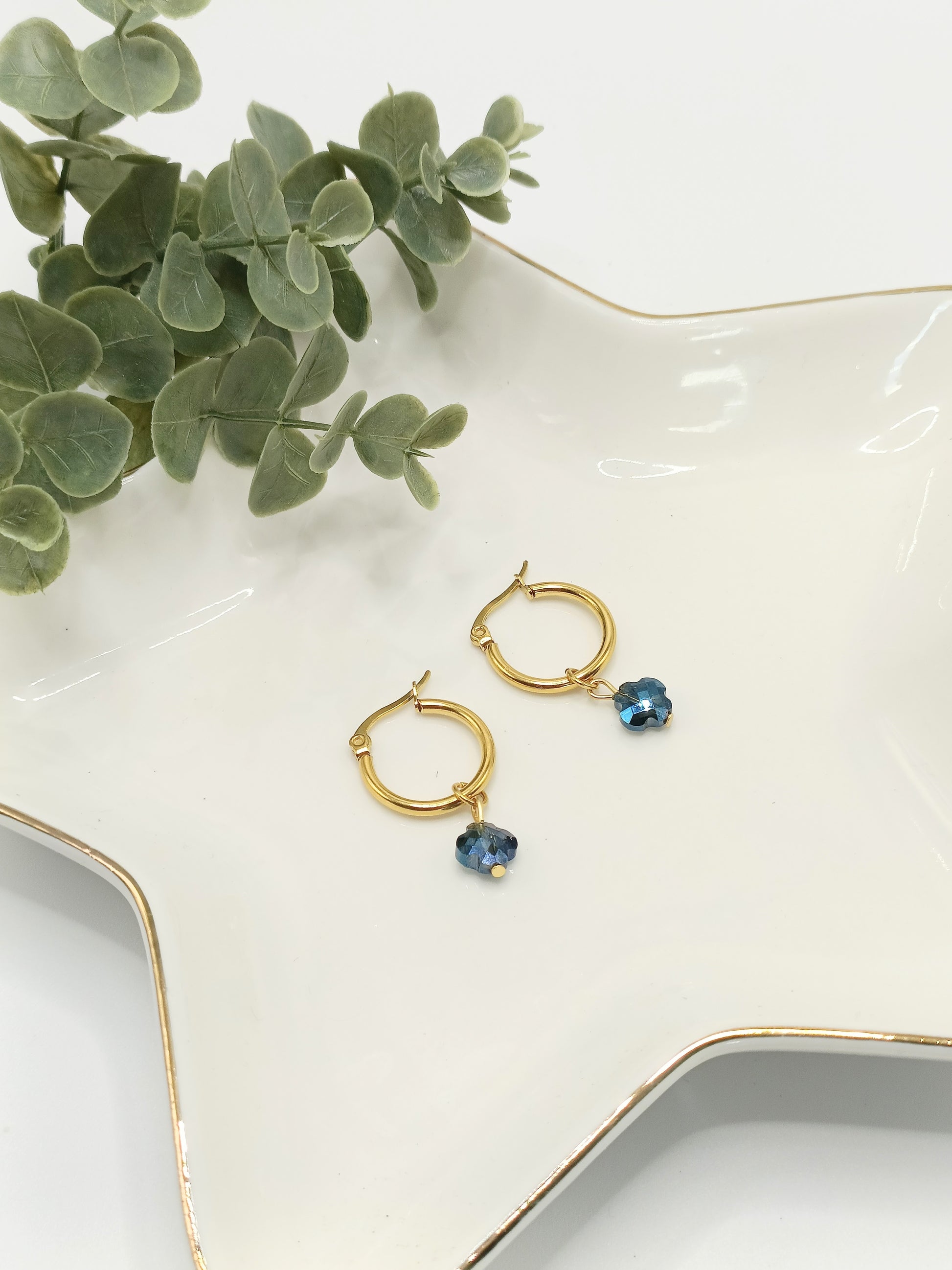 Créoles dorées 18K et breloques fleurs en cristal bleu marine