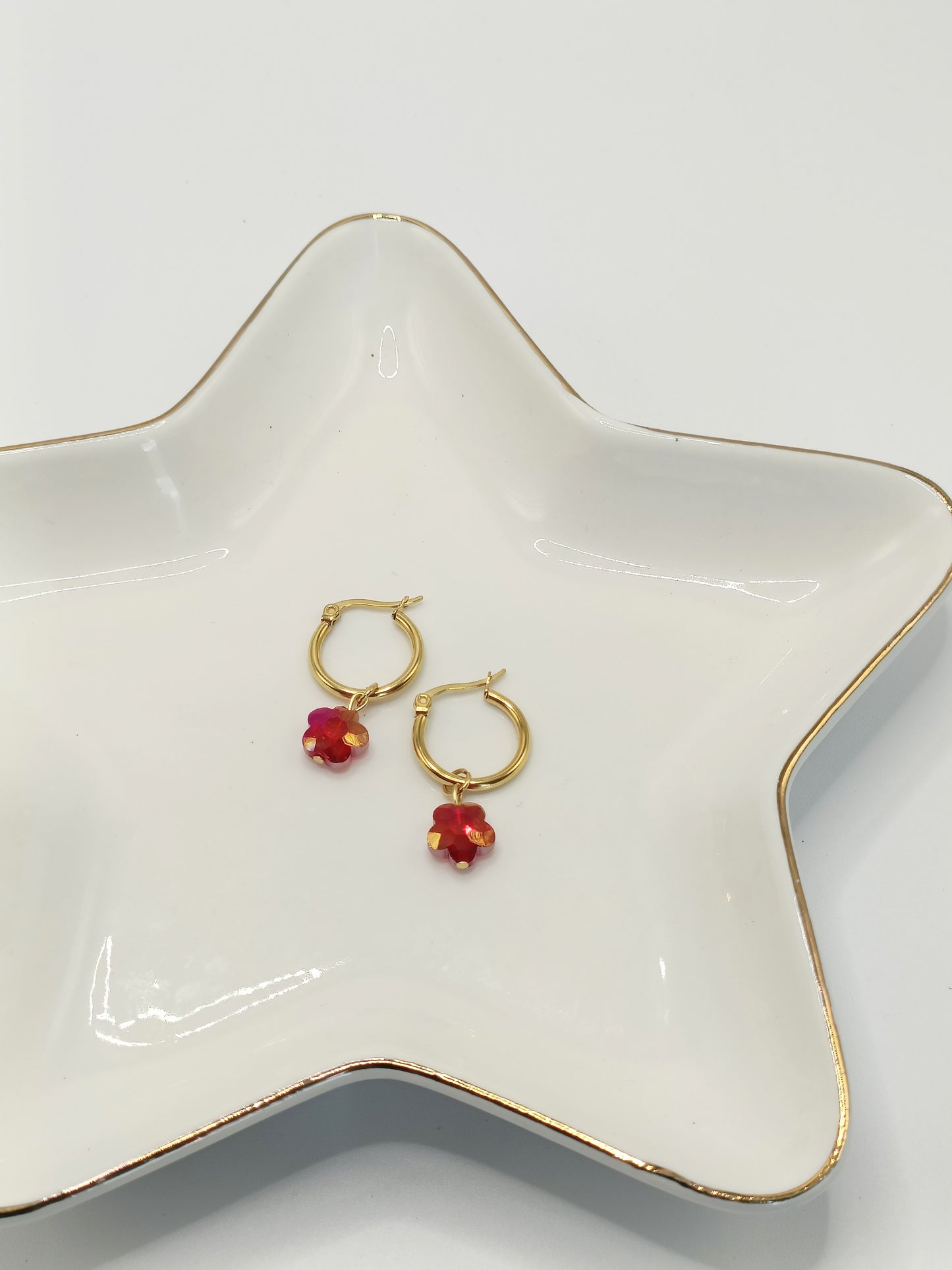 Créoles Cosima dorées 18K, petit modèle et breloques fleurs rouges en cristal