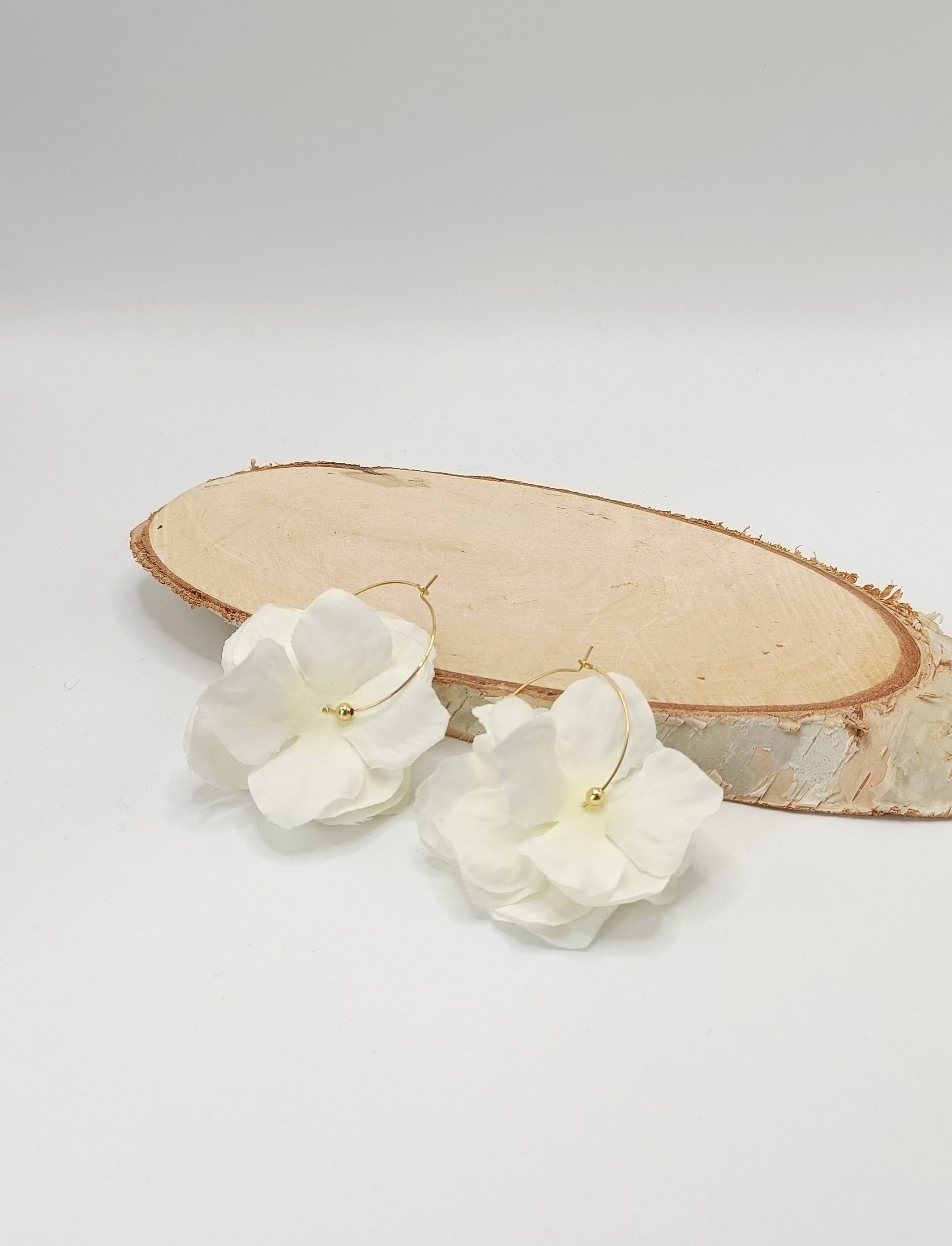 Créoles Gisèle dorées en acier inoxydable et pétales blancs en tissu