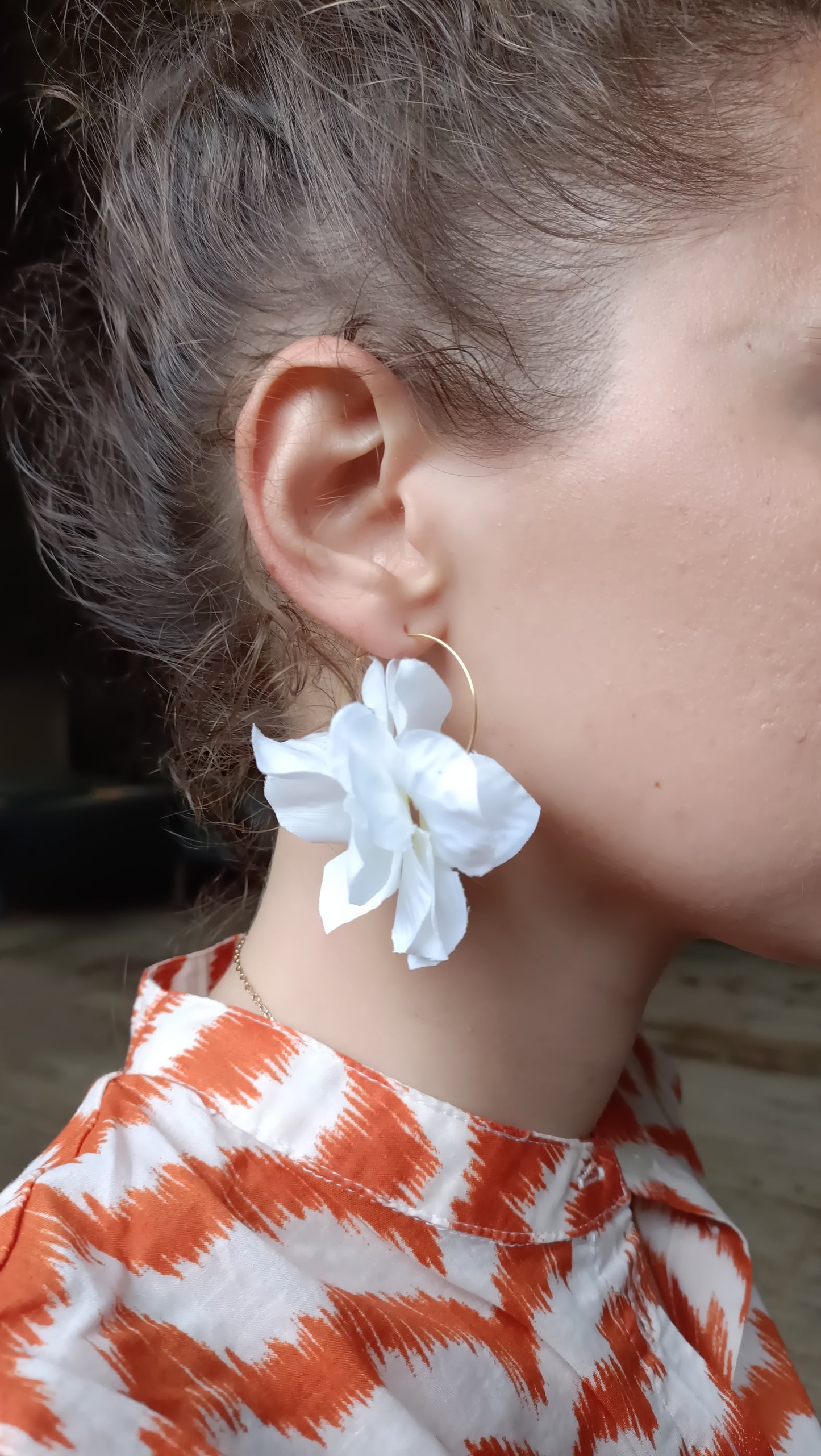 Créoles Gisèle et pétales blancs