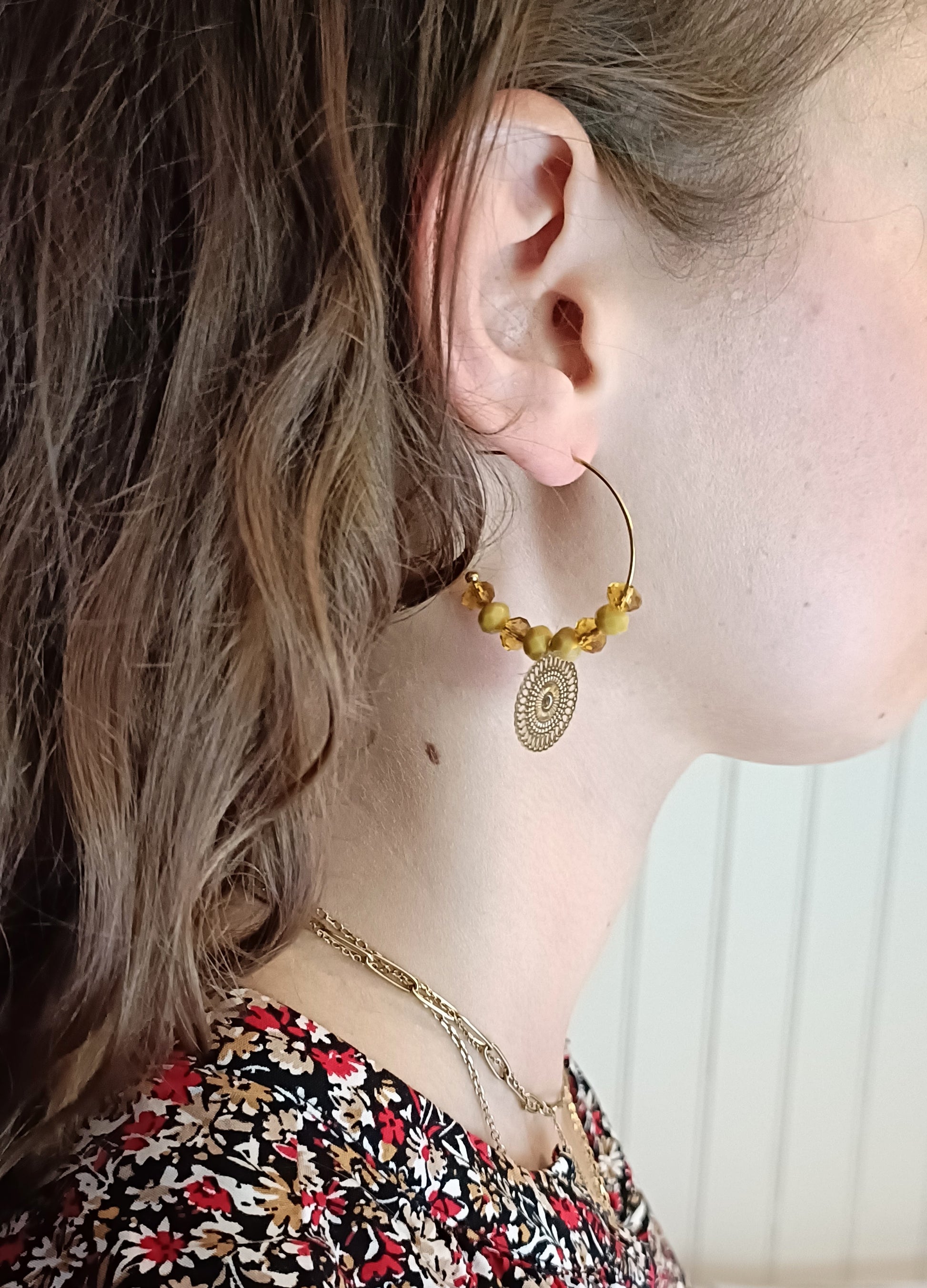 Créoles dorées en acier inoxydable et camaieu de perles moutarde facettées assorties d'une médaille pendante dorée à l'or fin