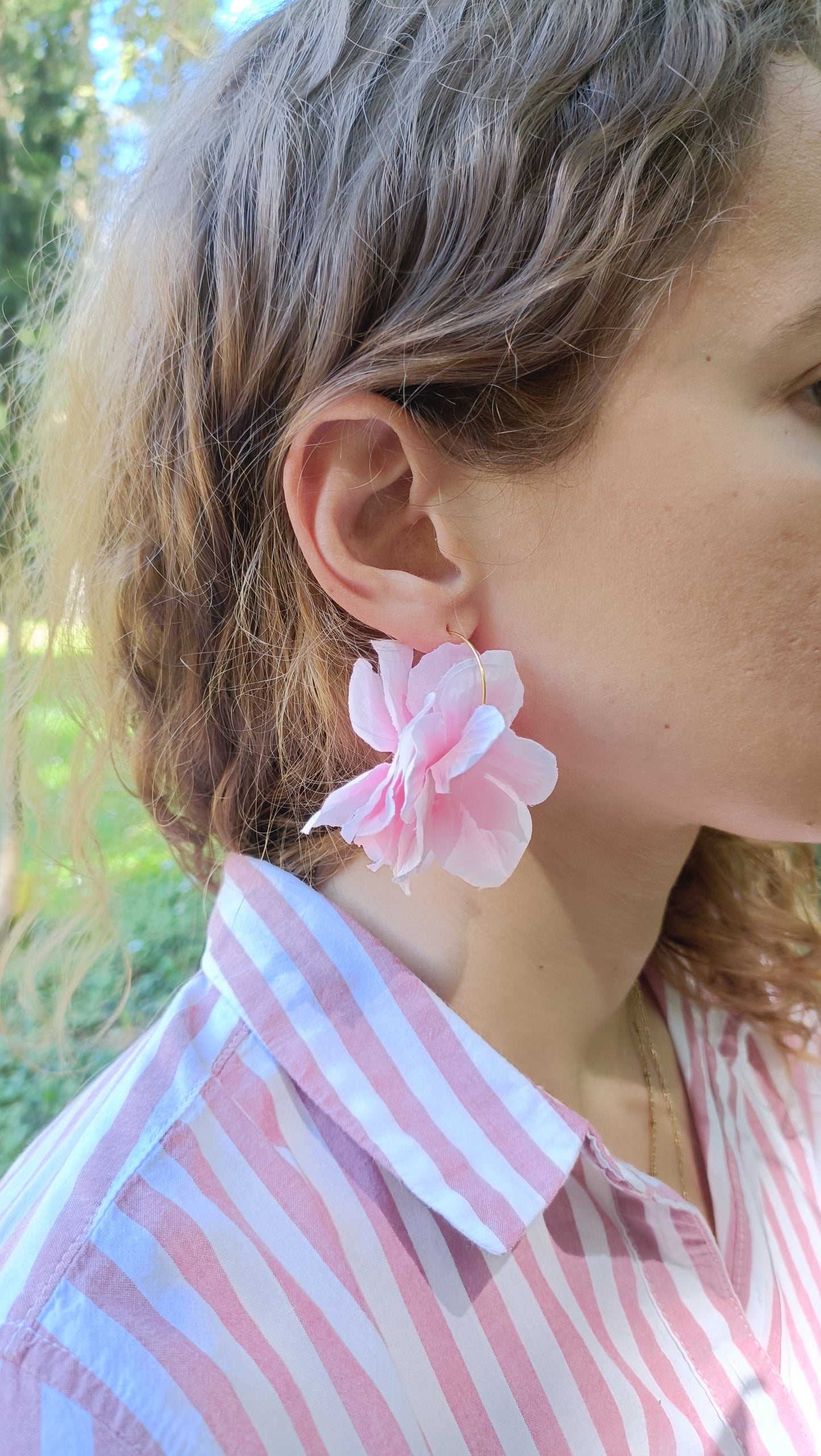 Créoles Gisèle et pétales rose pâle