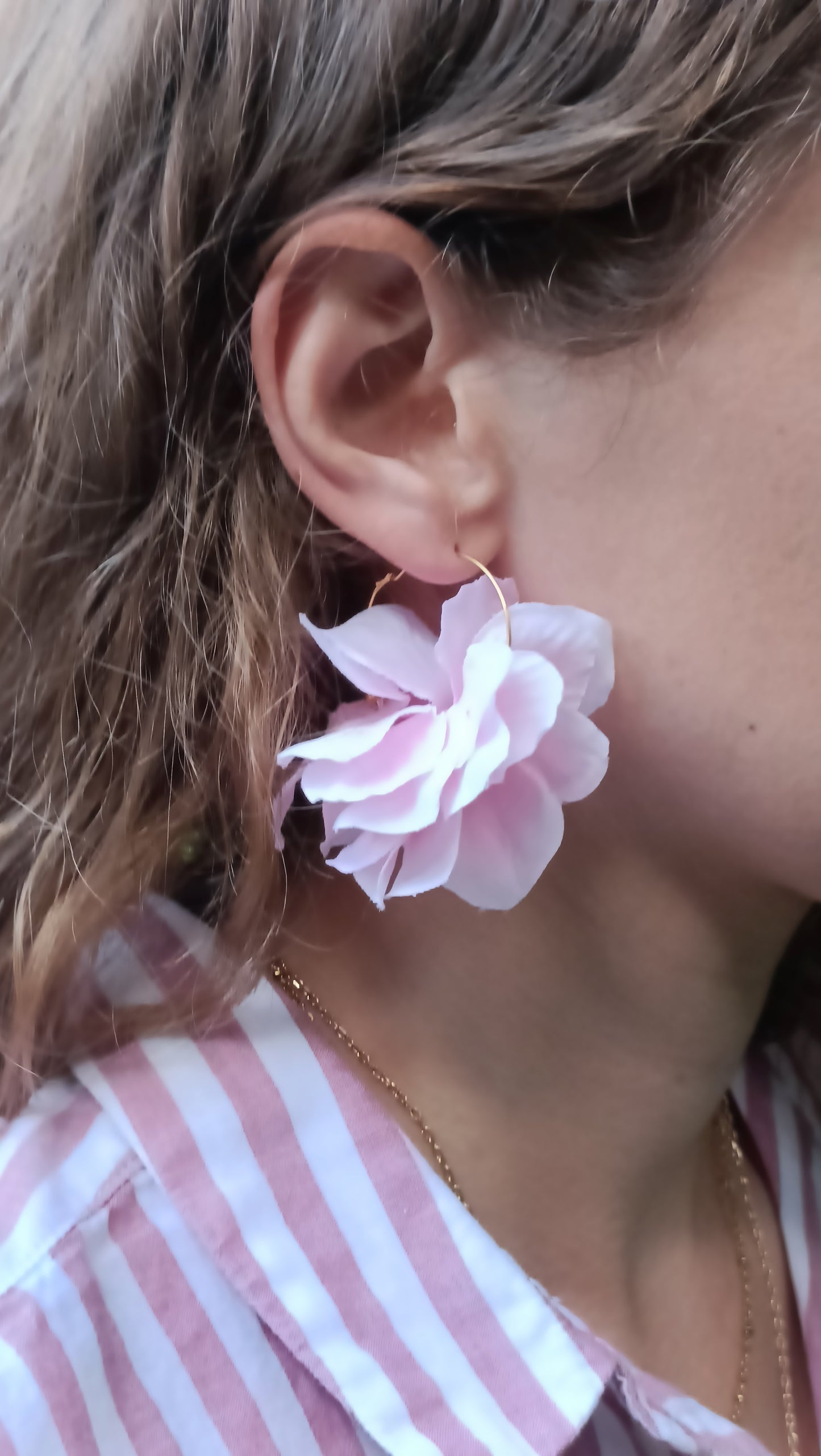 Créoles Gisèle et pétales rose pâle
