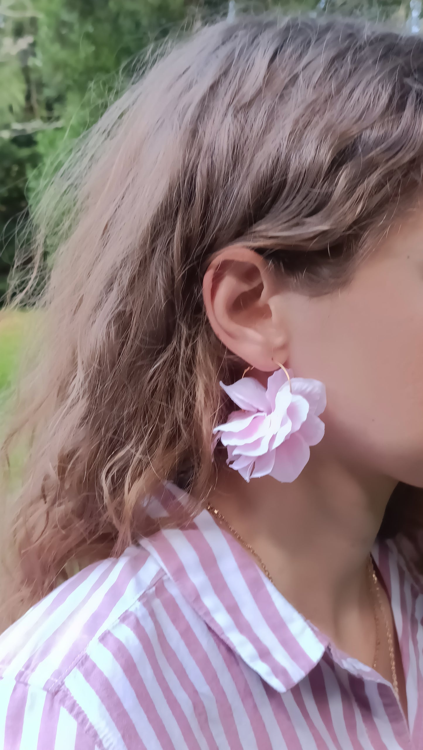 Créoles Gisèle et pétales rose pâle