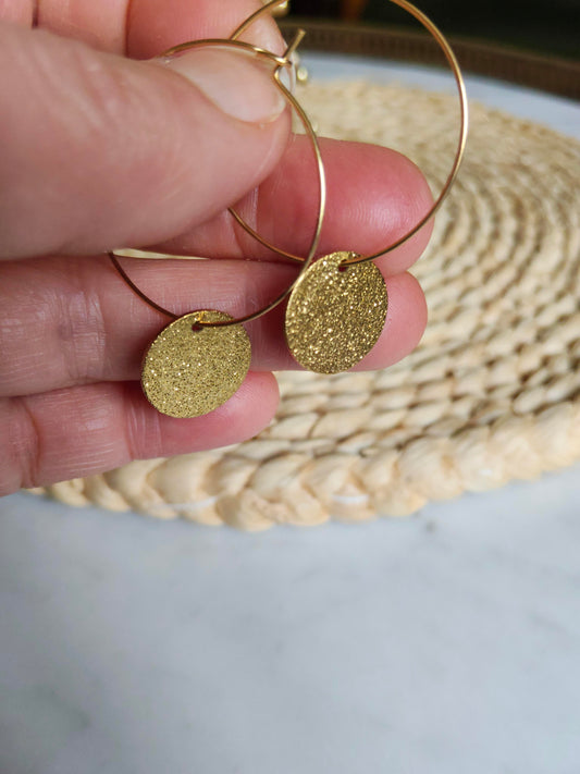 Créoles Luce, médailles dorées martelées 