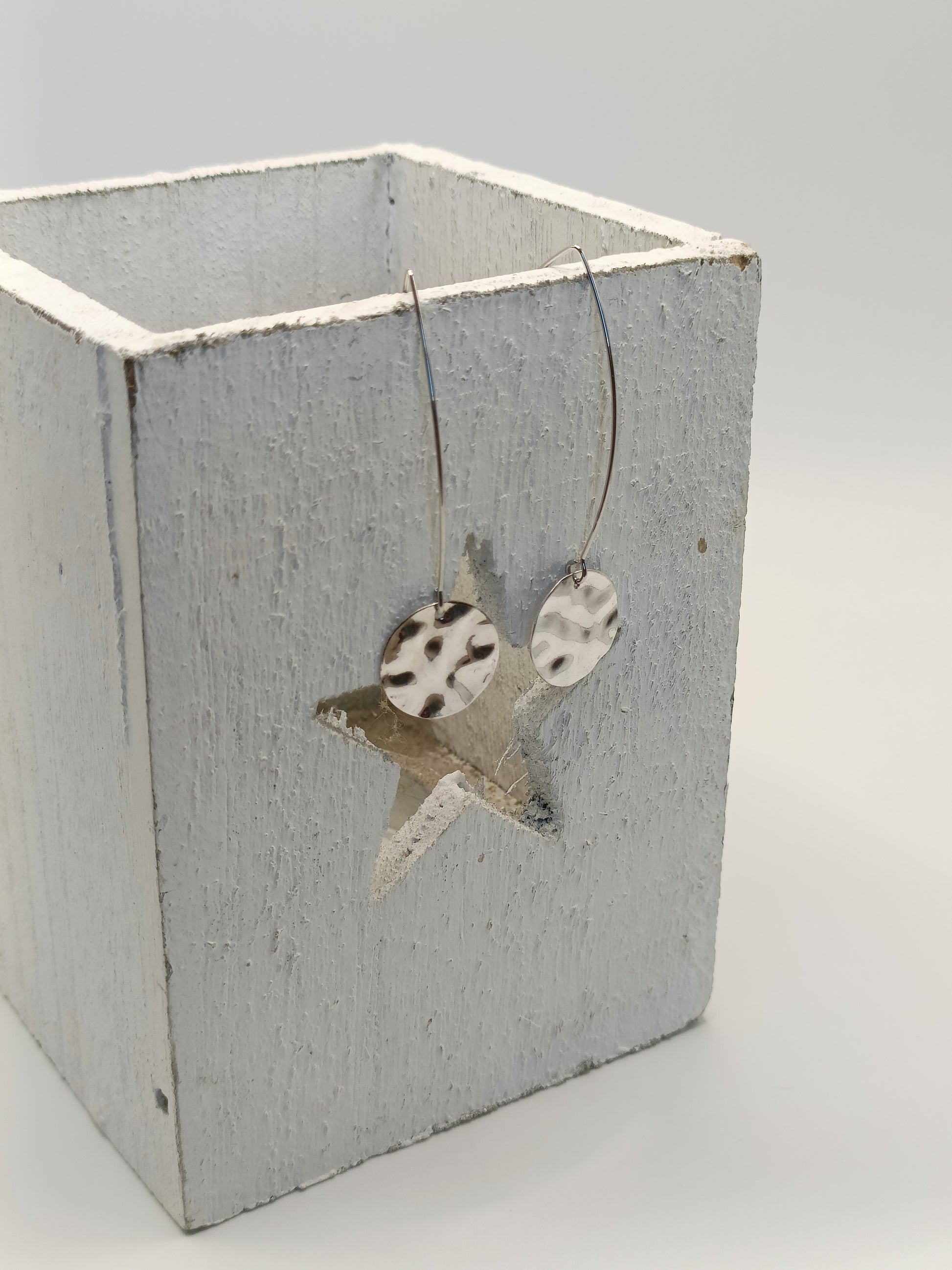 Cristel, les boucles d'oreilles argentées allongées et médailles martelées en acier inoxydable