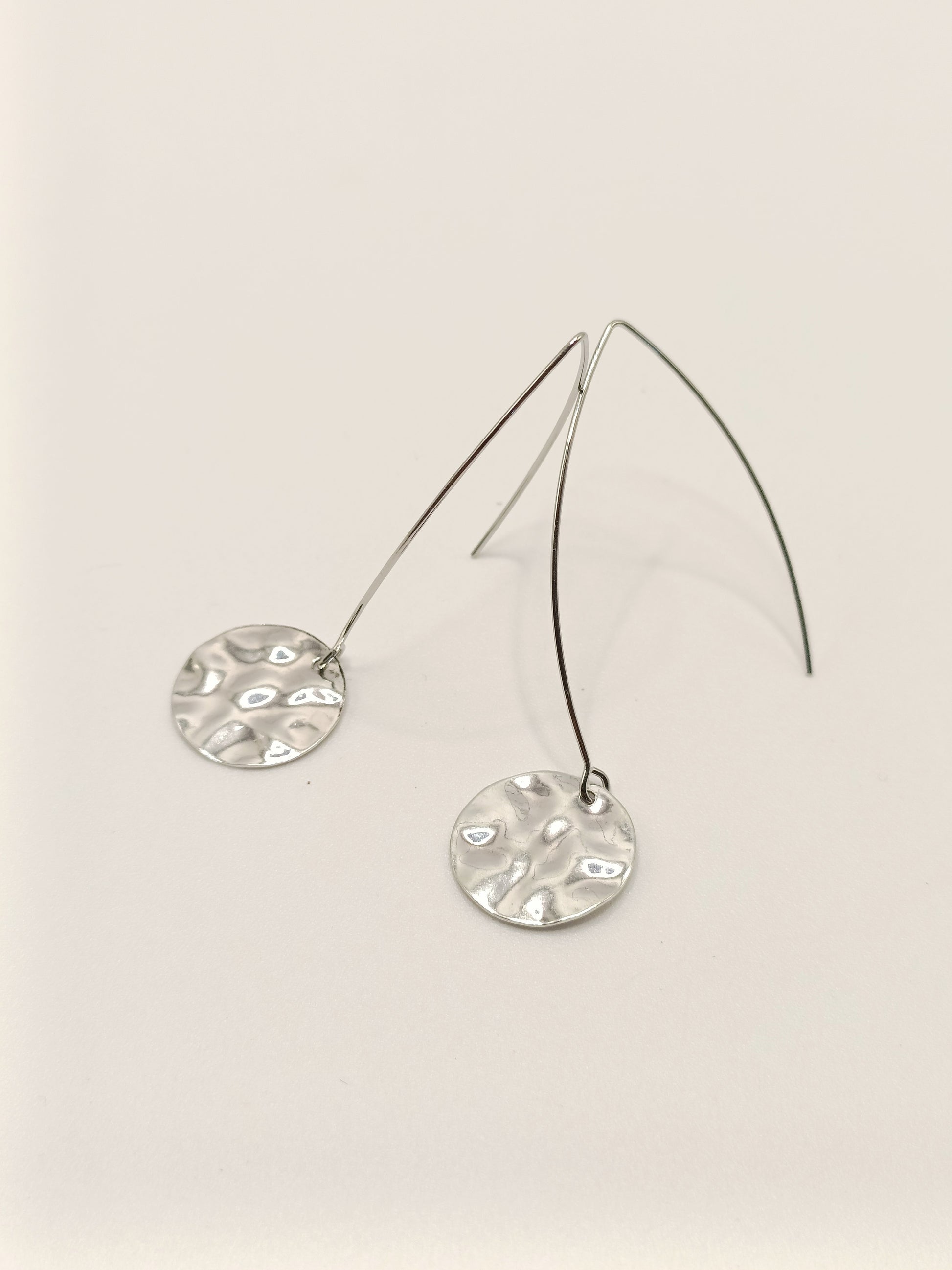 Cristel, les boucles d'oreilles argentées allongées et médailles martelées en acier inoxydable